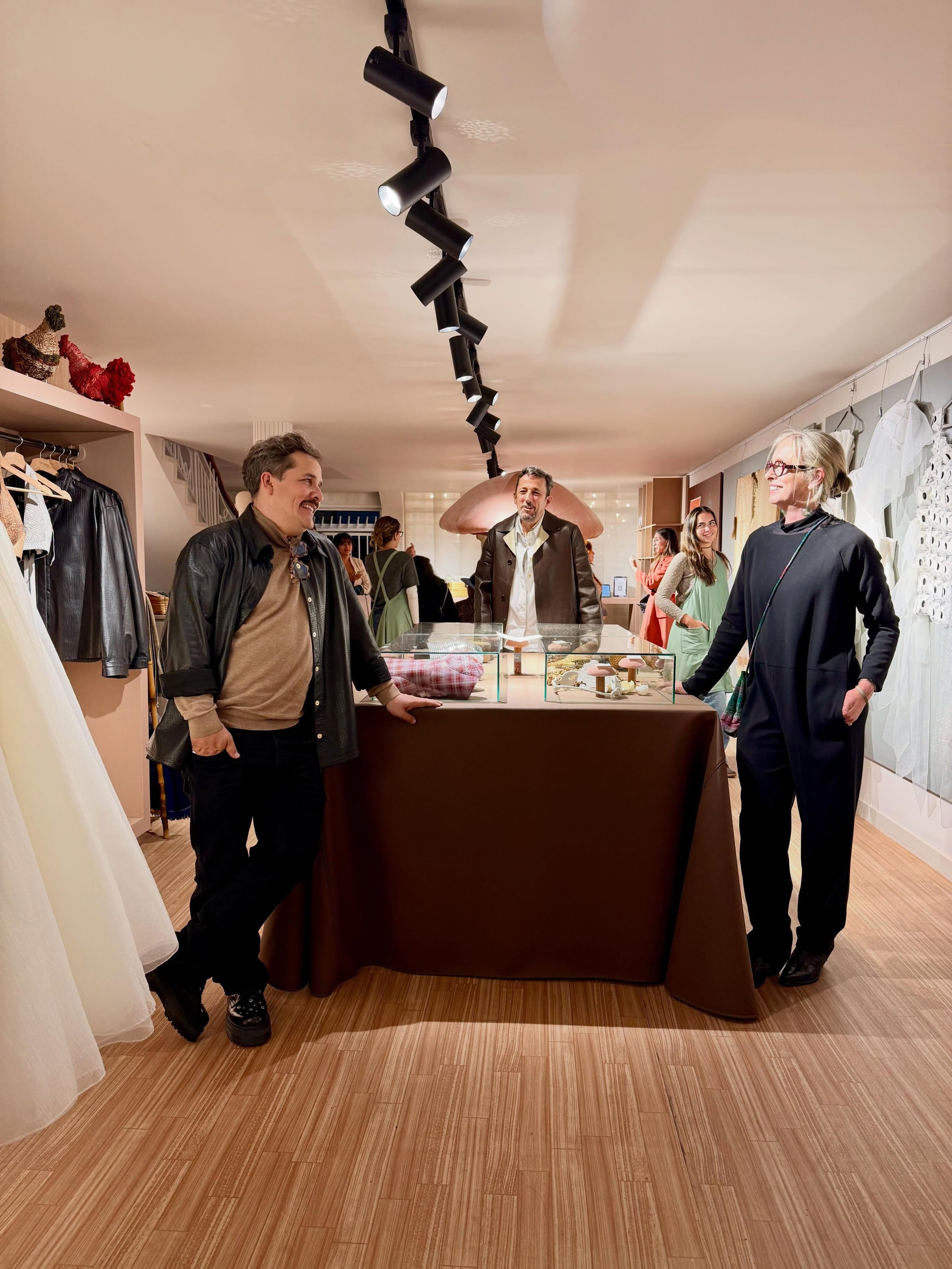 N o c h e  d e  f &aacute; b u l a

Inauguramos la exhibici&oacute;n JORGE DUQUE, OBJETOS DE F&Aacute;BULA en @casamalpensante_ con un c&uacute;mulo de emociones e innumerables historias detr&aacute;s del proceso vivido entre SillaVerde y @jorgeduque