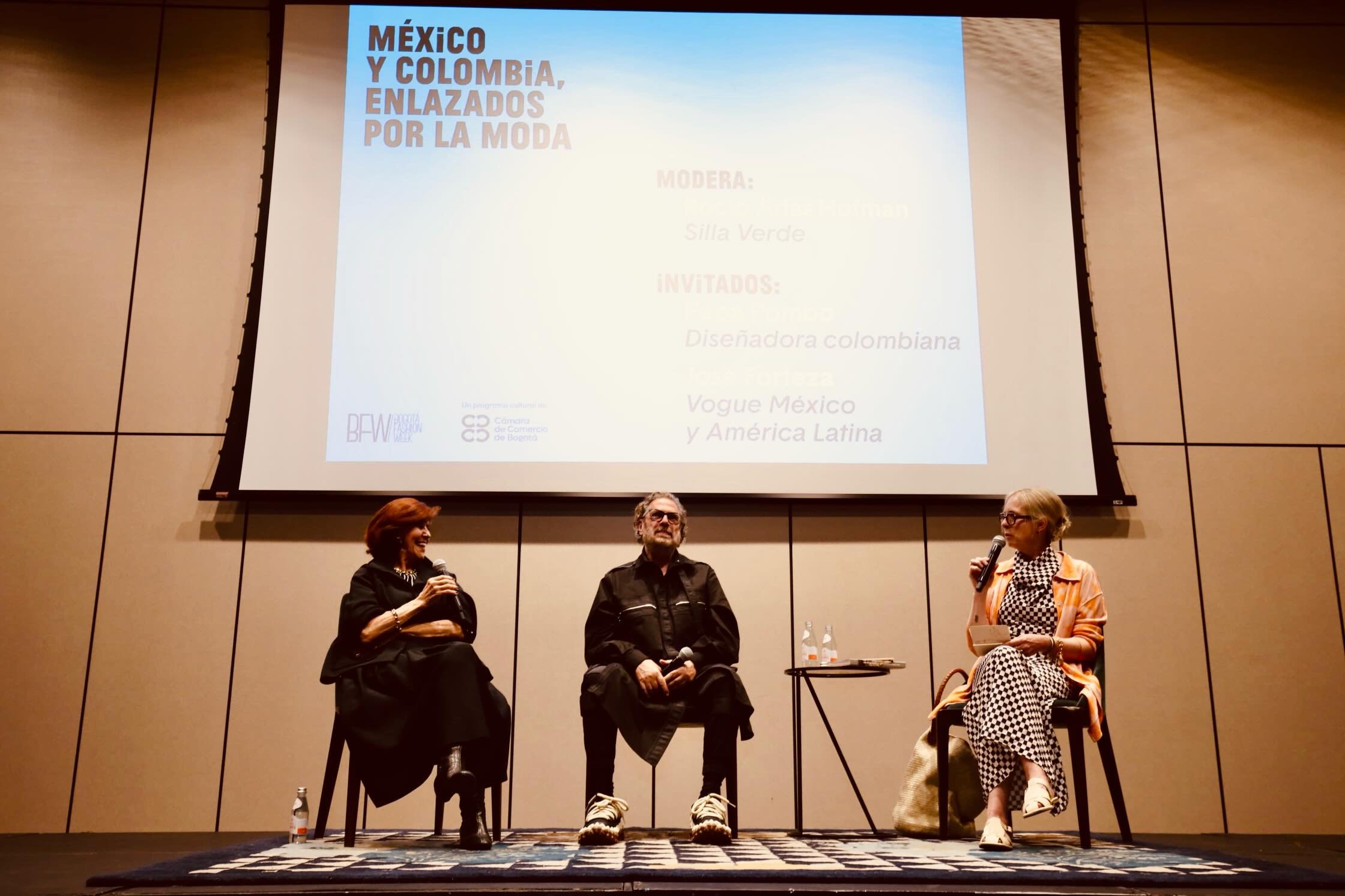 C u c h a r &oacute; n

Las peque&ntilde;as historias que detonan los relatos inauditos, tumultuosos y tremendos pero no por ello inveros&iacute;miles. As&iacute; fuimos desgranando con @pepapombocom y @joseforteza la mazorca que les une a M&eacute;x
