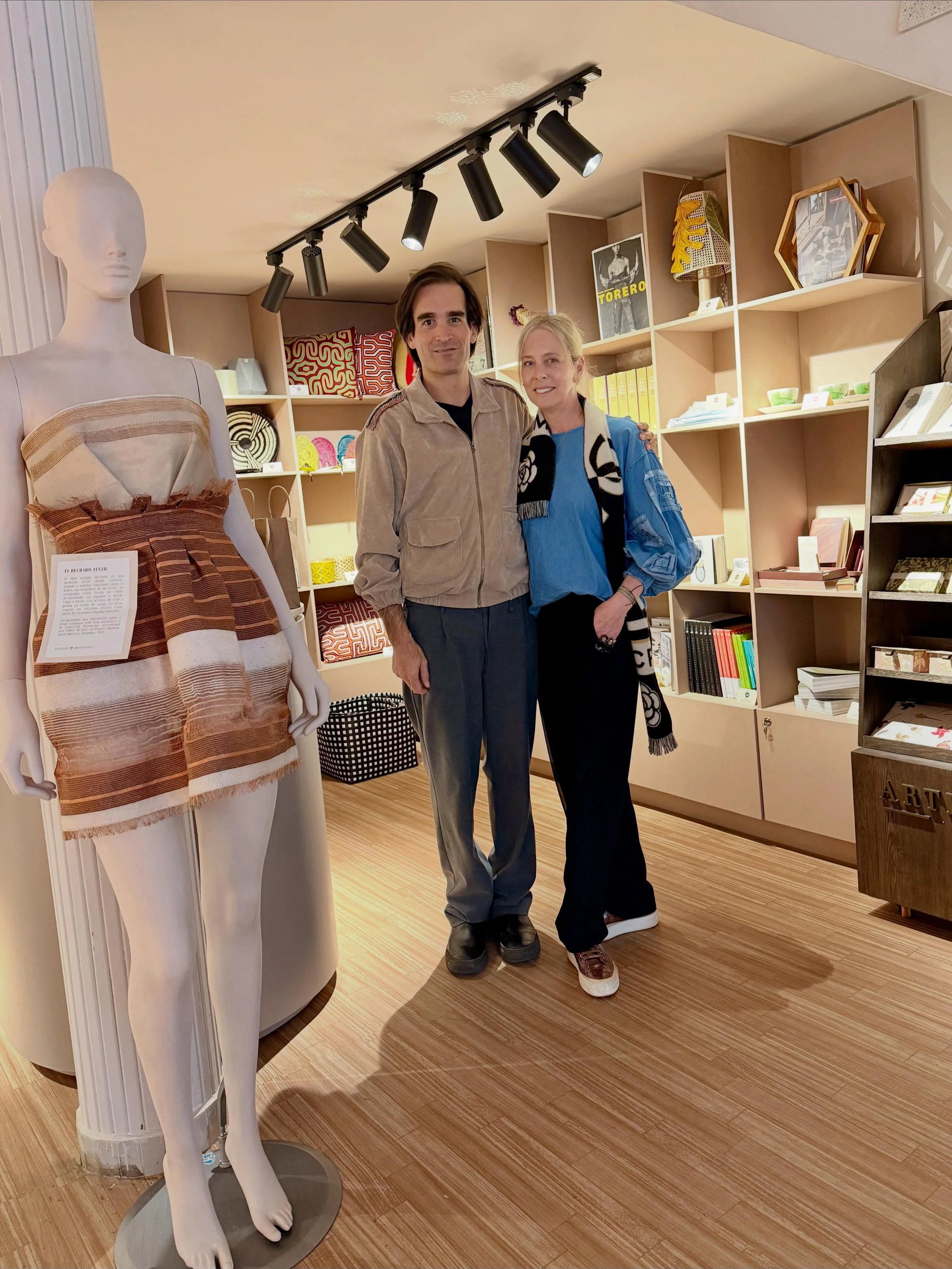 T i e n d a  A r t i l u g i o s  p a r a  l a  L e c t u r a

Recibir, acompa&ntilde;ar y narrar la historia detr&aacute;s de cada pieza seleccionada para mostrarse en la vitrina comercial de @casamalpensante_  Un nuevo placer que hallo en la activi