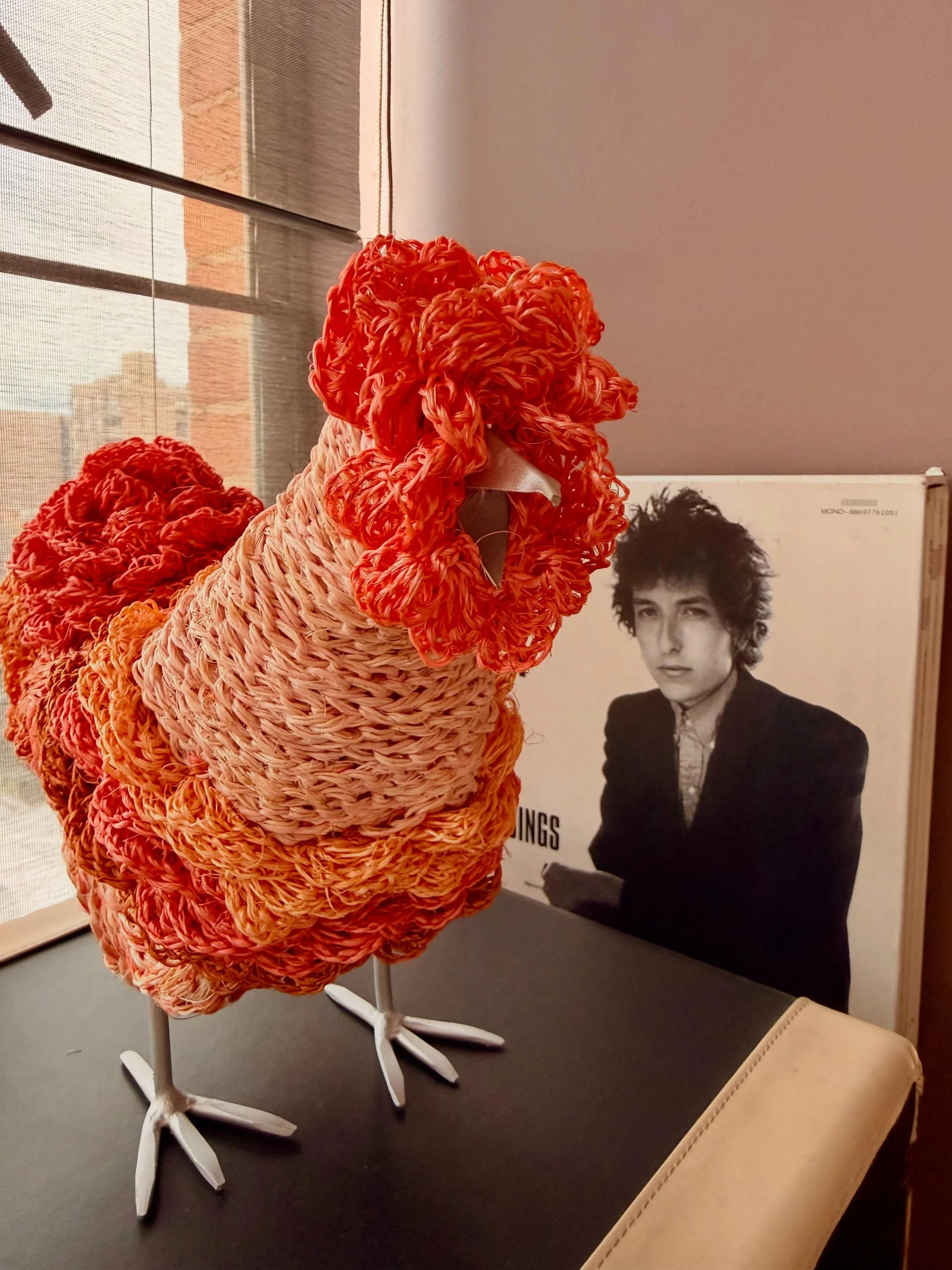 P i c o s

Lleg&oacute; Pimpinela y eligi&oacute; anidar al lado de Bob Dylan. Un par de picos conmovedores. Uno pertenece a un premio Nobel de Literatura, el otro al de la gallina creada por el artesano Albeiro Pach&oacute;n @tejiendoespacios que ti