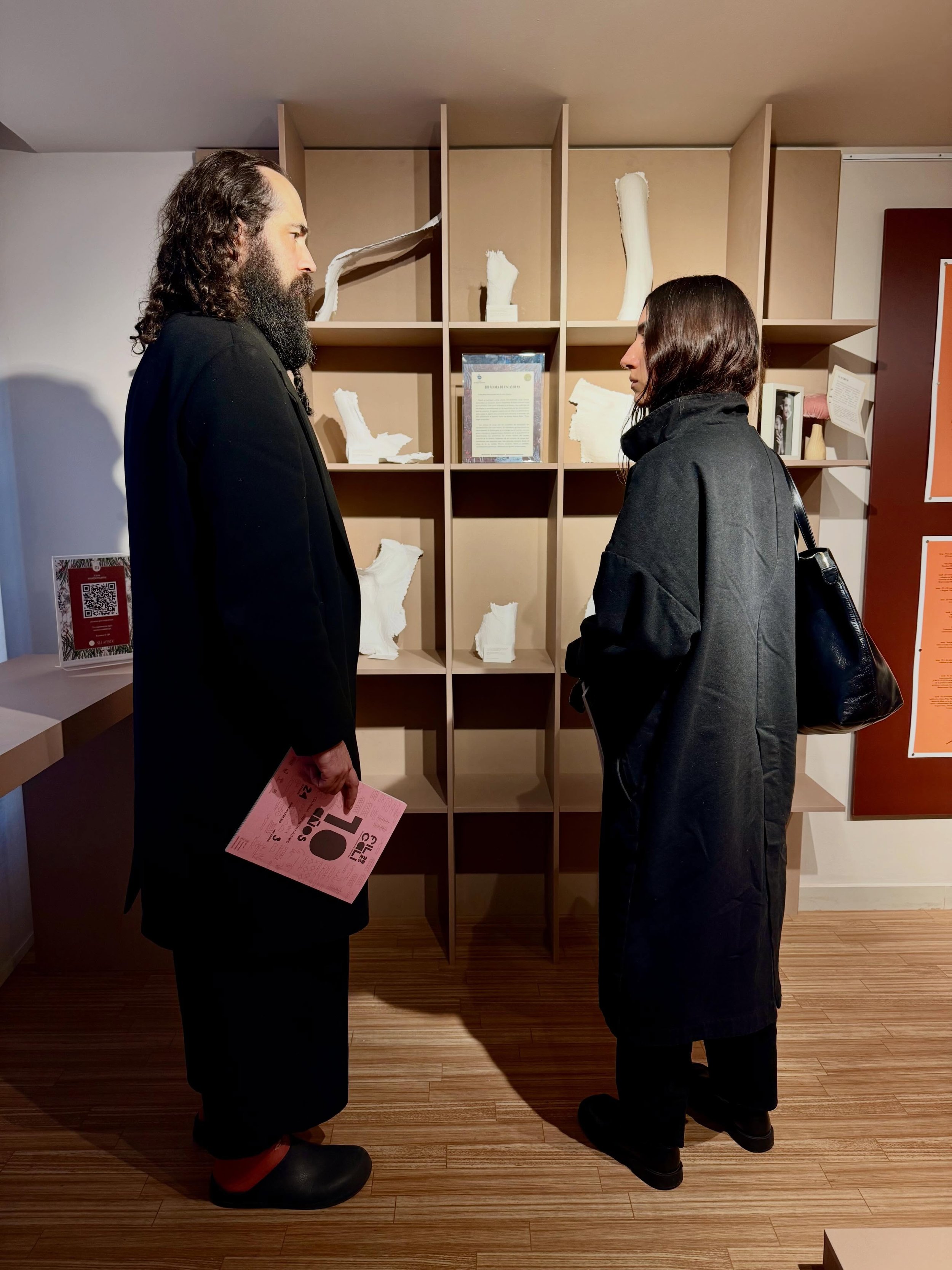 F r a g m e n t o s

Dos personas favoritas en @casamalpensante_ : @juana_delrio &amp; @jacquestoulemonde quienes me entregan un ejemplar de &ldquo;13.&rdquo;, el primer libro publicado de Jacques.

&ldquo;Mi primer artefacto&rdquo; enuncia &eacute;l