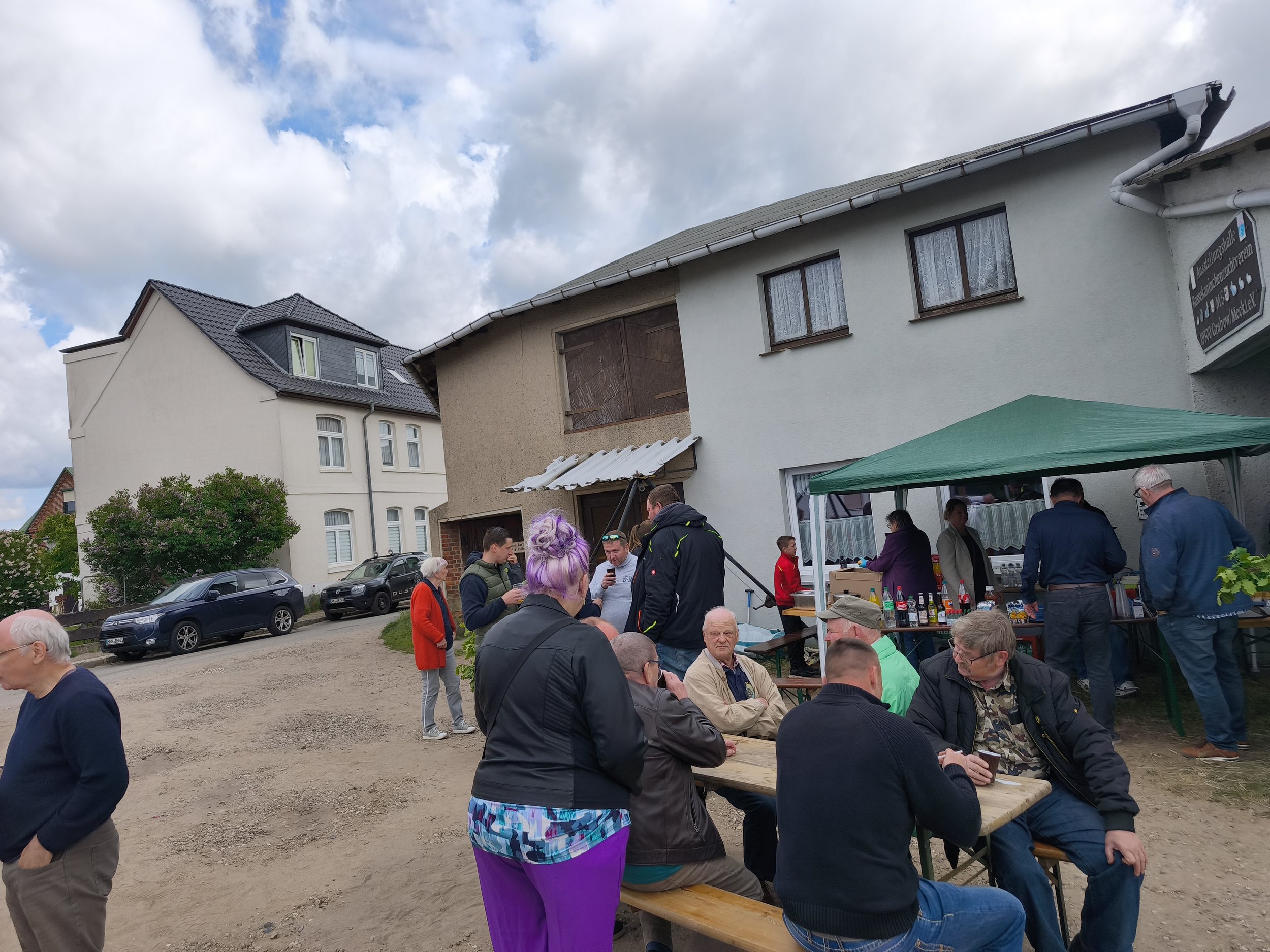 Eine kleine Pause mit Gegrilltem und leckeren Kuchen