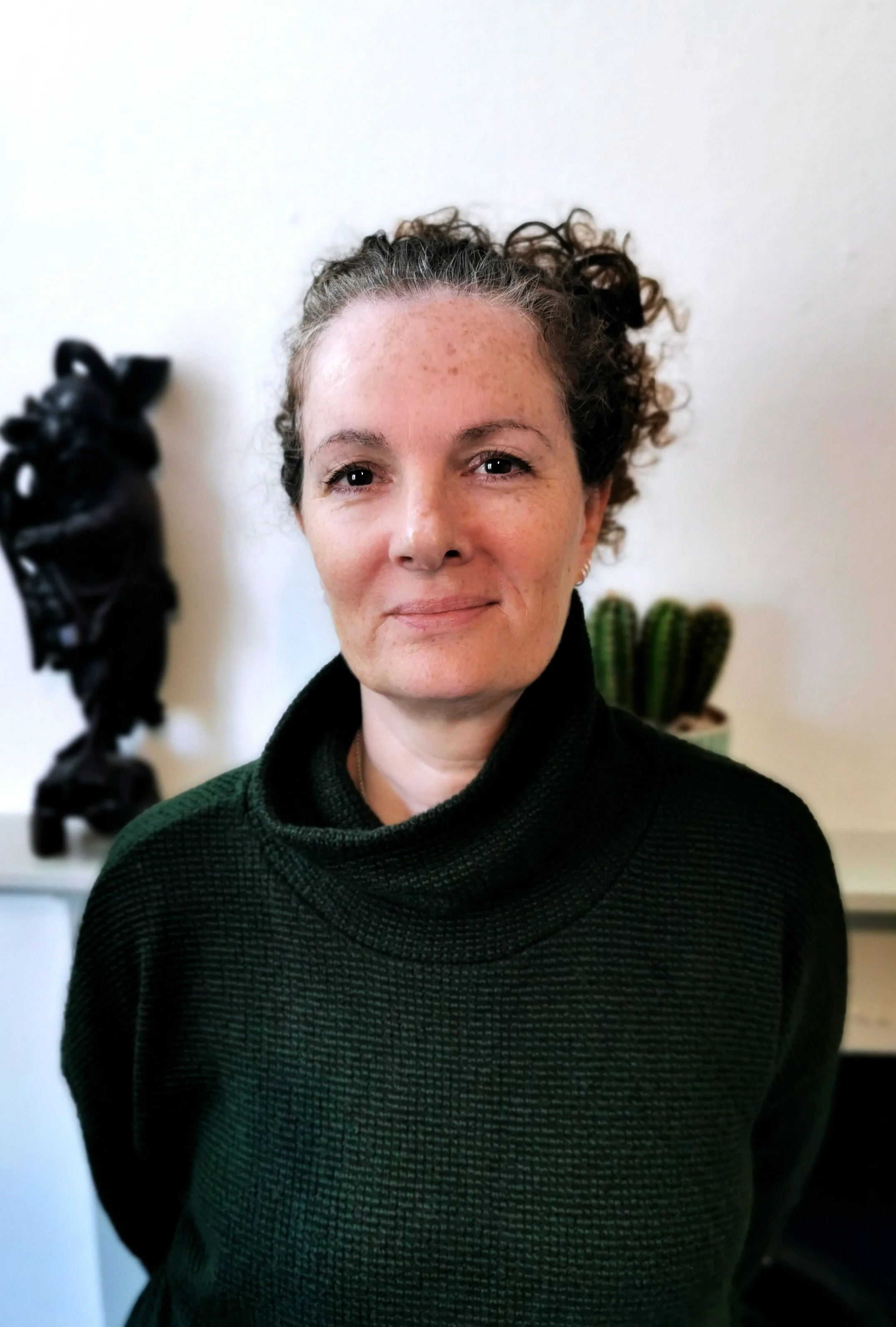 Portrait picture of Dawn Ingram, founder of Posture Works - Coaching and movement for Scoliosis and spinal conditions - Offering 121 Coaching, Group Classes, Events & Courses and Scoliosis Specific Consultations online and in Kent, UK.