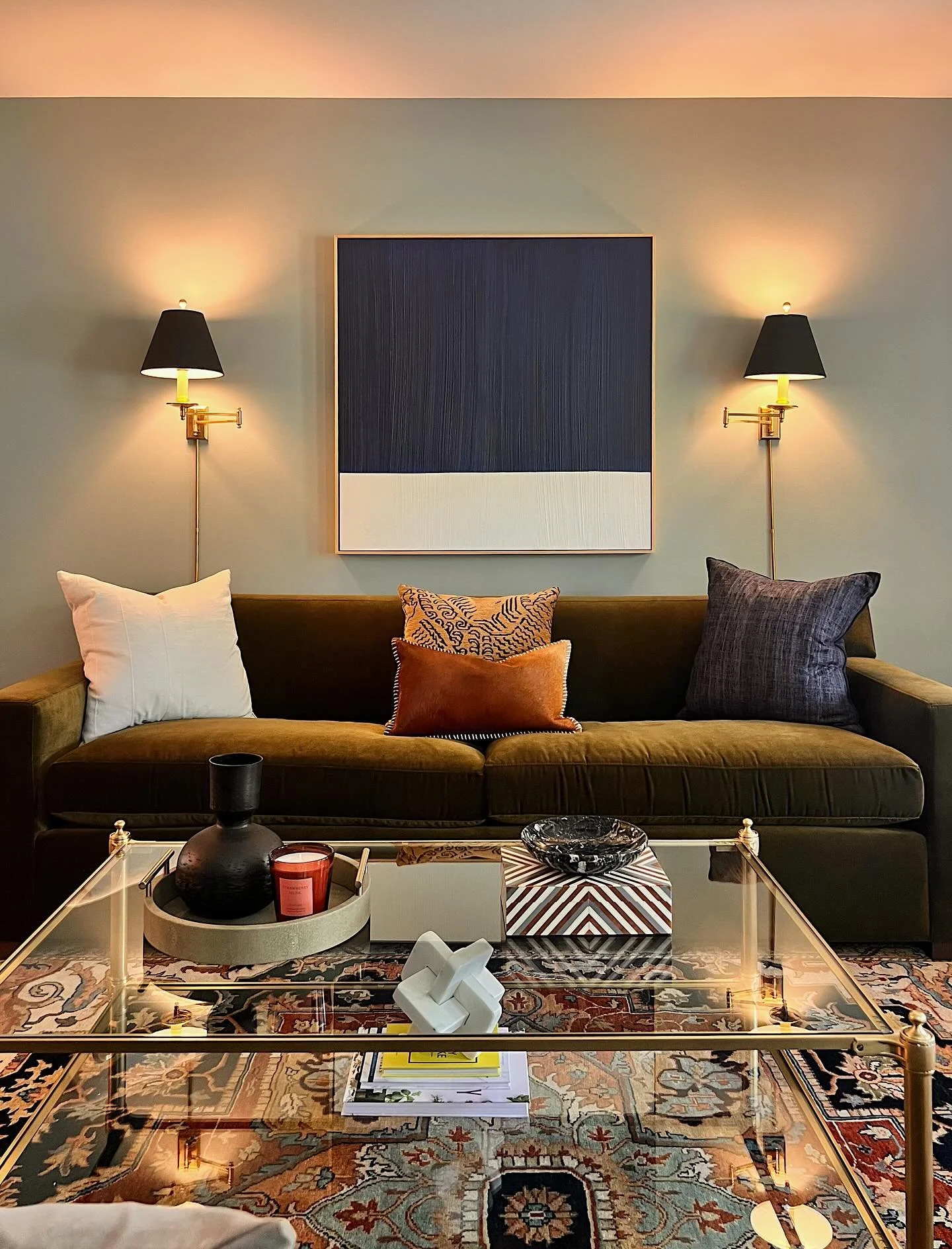 Formal doesn&rsquo;t have to be boring, ya know. Traditional with a modern kick💥 at my Canton project.

#annarborinteriordesign #annarborhomes #annarbor