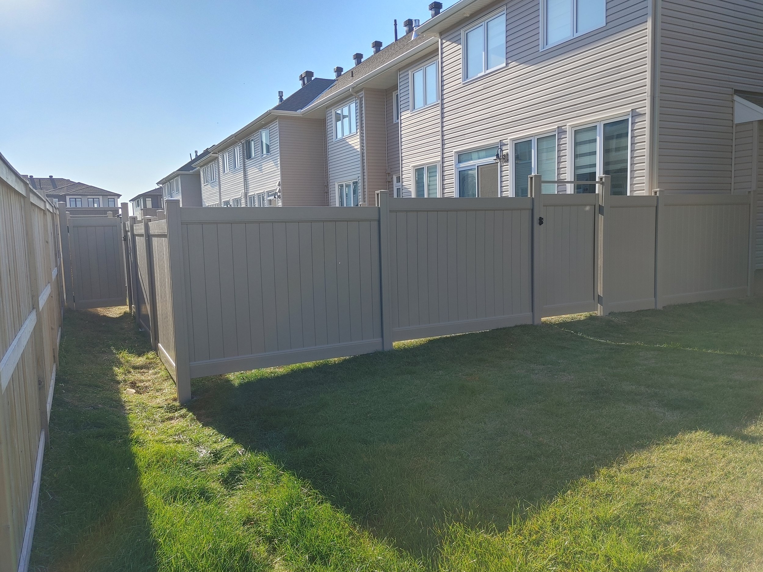 Adobe PVC Fence in Barrhaven, 2025. StandArt Fence