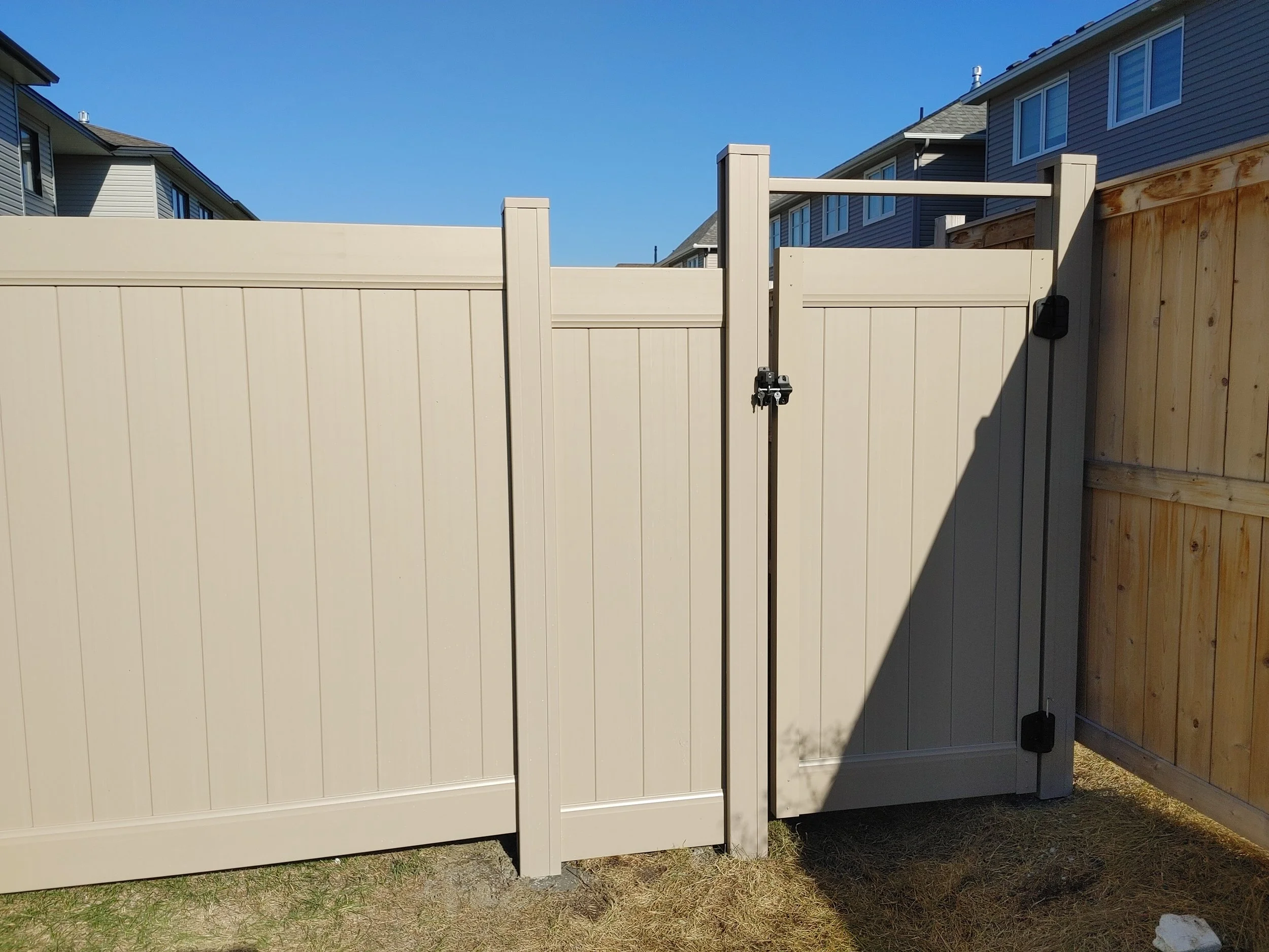 Adobe PVC Fence in Barrhaven, 2025. StandArt Fence