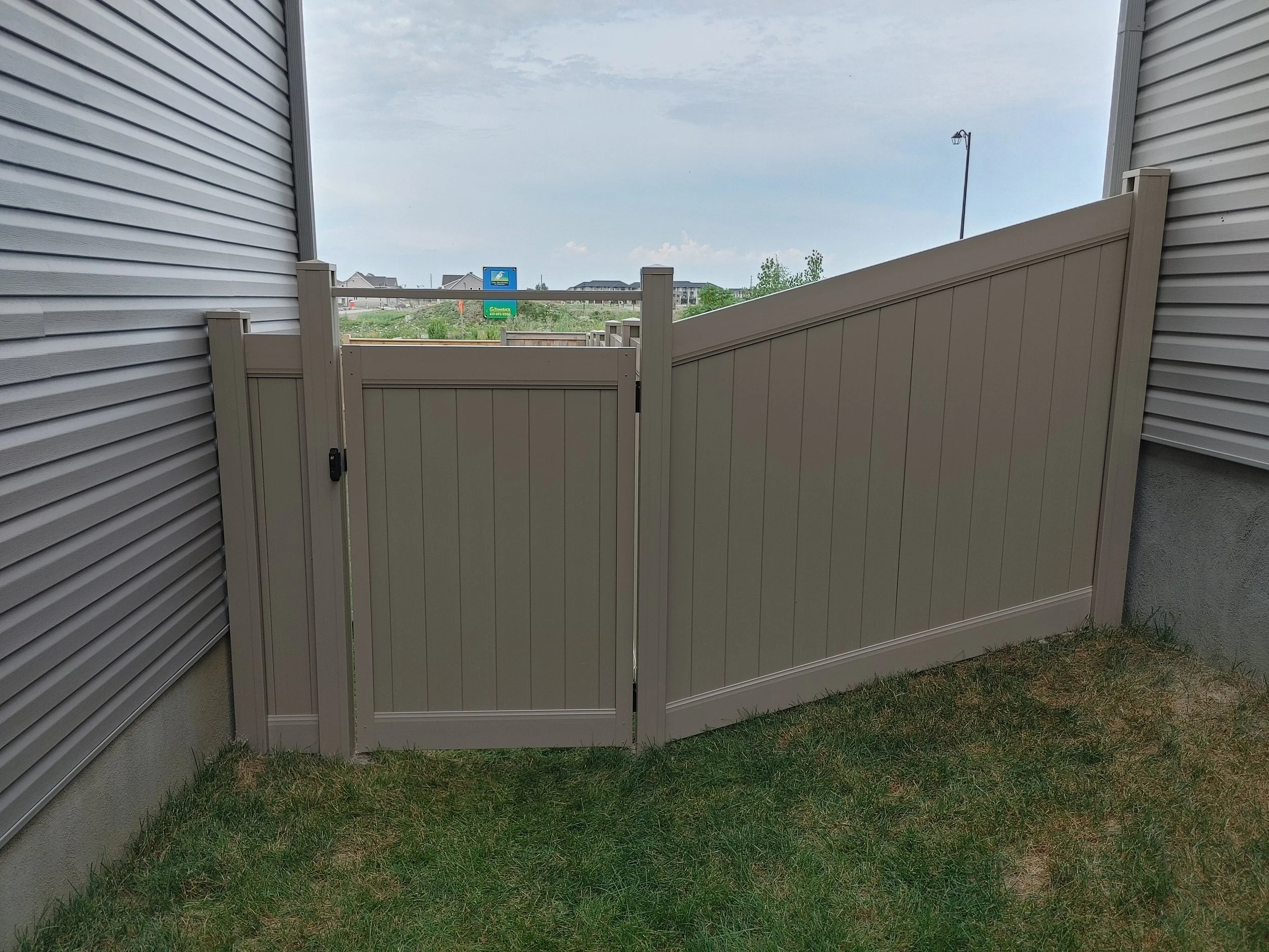 Adobe PVC Fence in Barrhaven, 2025. StandArt Fence 