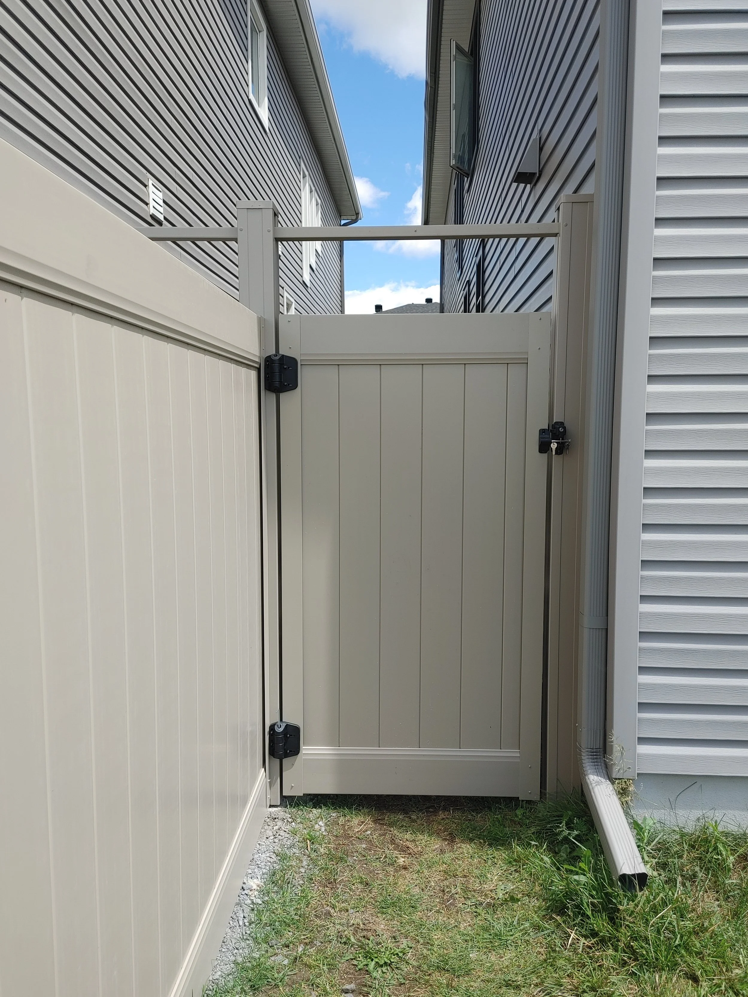 Adobe PVC Fence in Barrhaven, 2025. StandArt Fence 