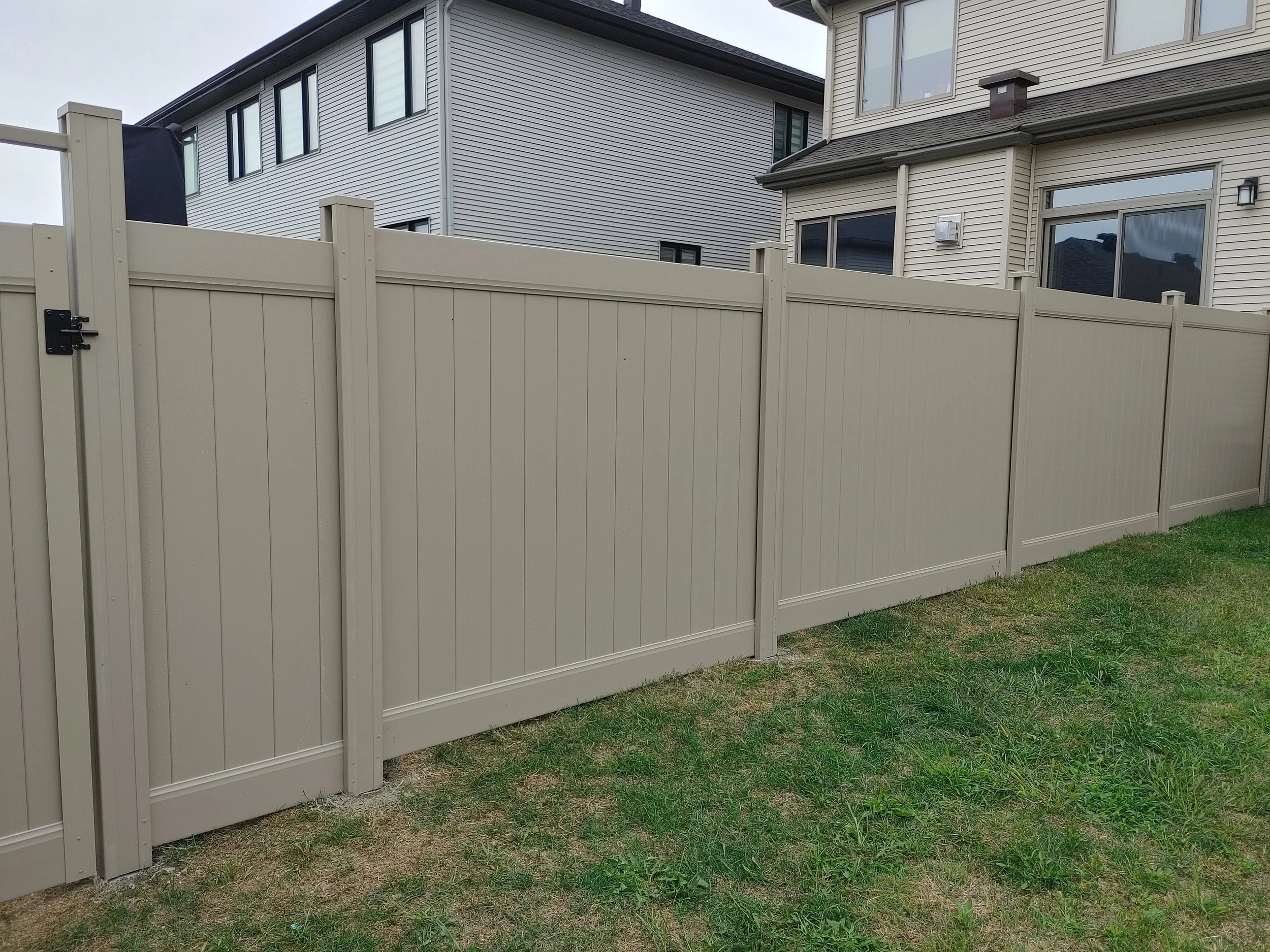 Adobe PVC Fence in Manotick, 2025. StandArt Fence 