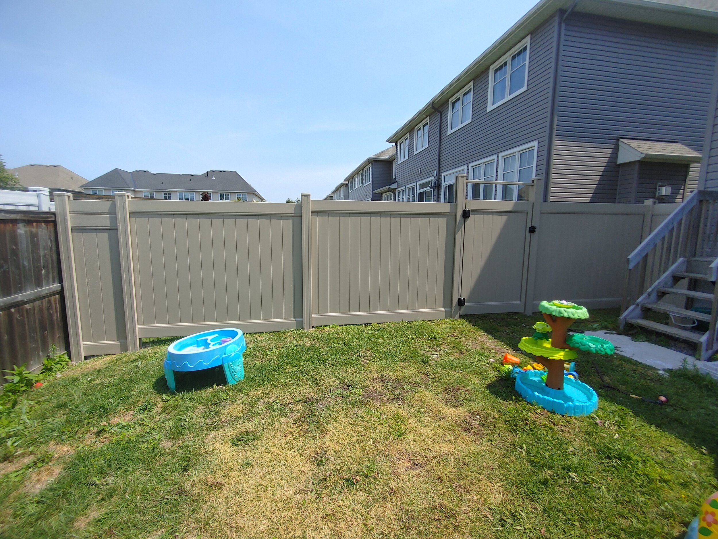 Adobe PVC Fence in Findlay Creek, 2025. StandArt Fence 