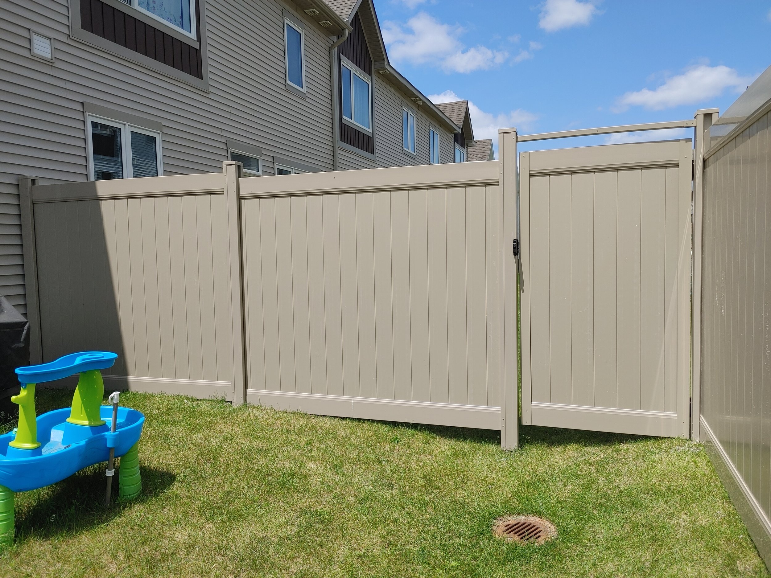 Adobe PVC Fence in Barrhaven, 2025. StandArt Fence 