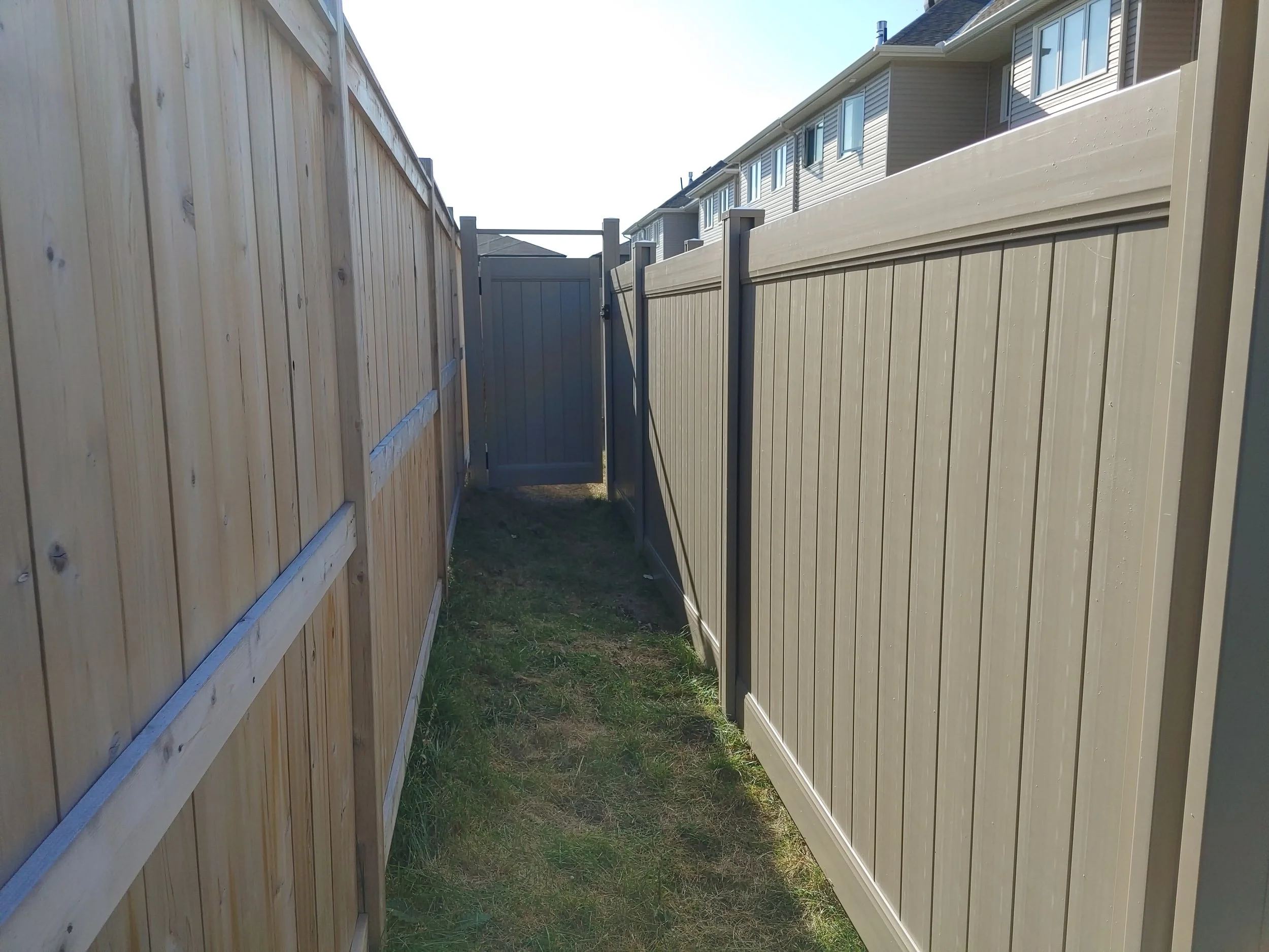 Adobe PVC Fence in Barrhaven, 2025. StandArt Fence