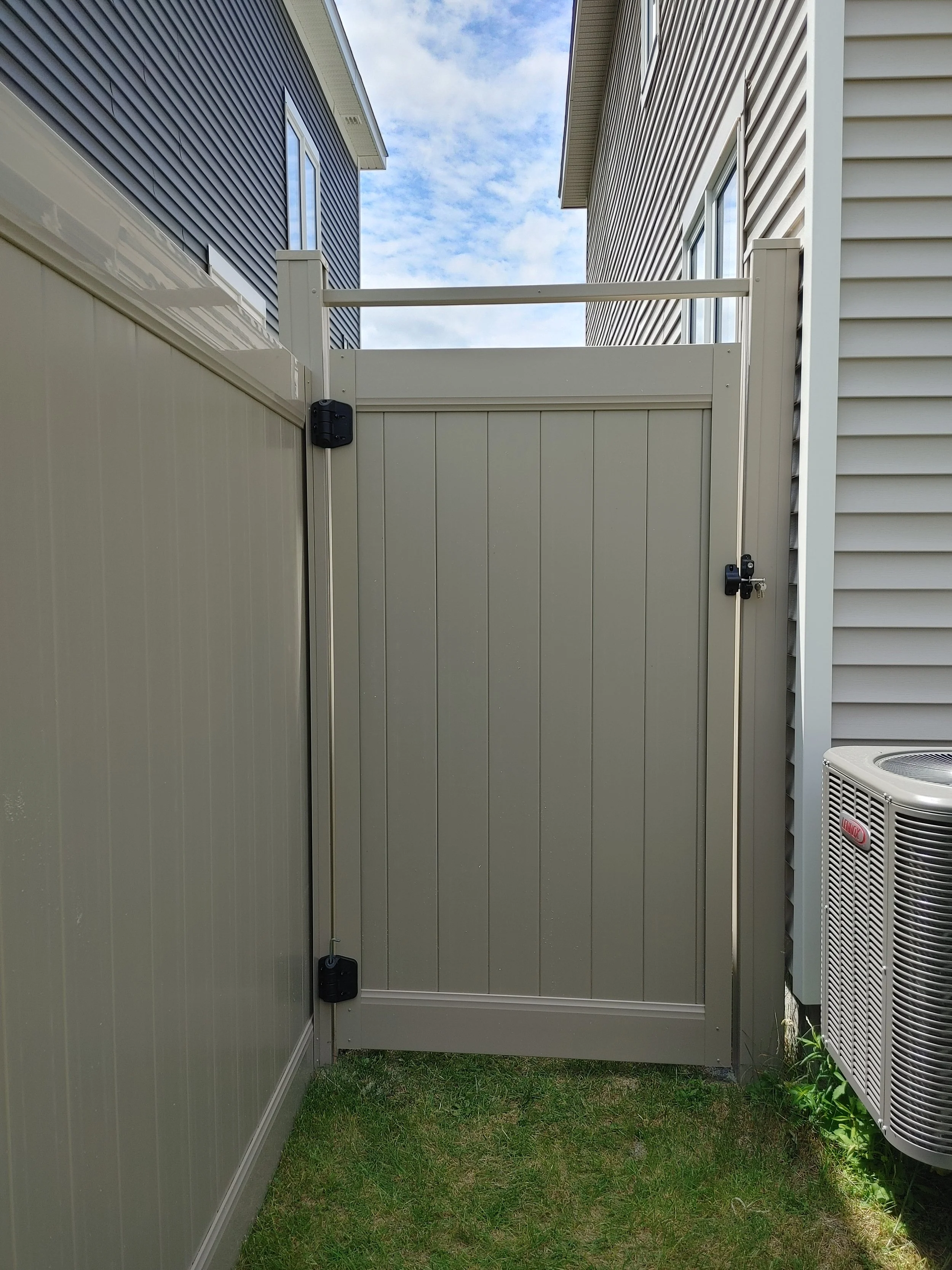 Adobe PVC Fence in Barrhaven, 2025. StandArt Fence 
