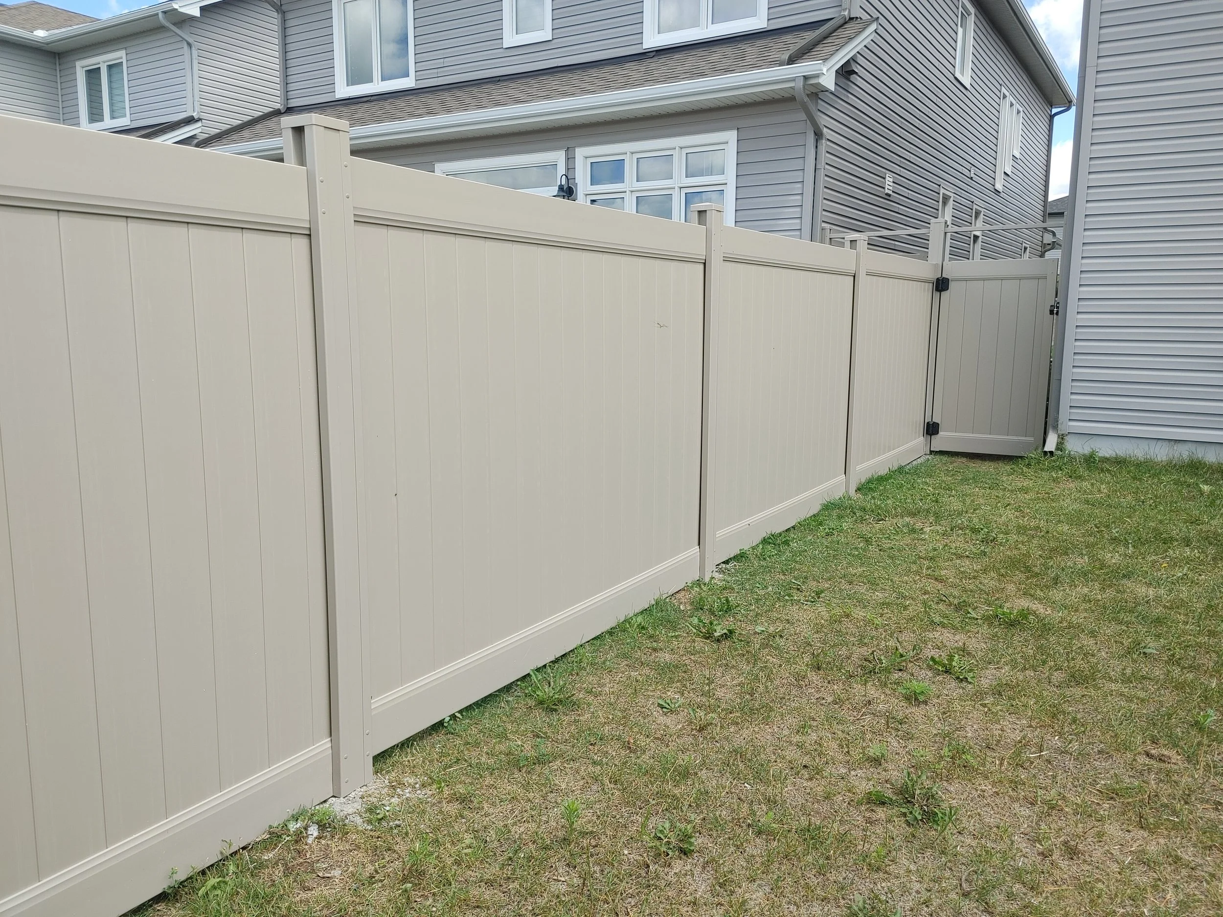 Adobe PVC Fence in Barrhaven, 2025. StandArt Fence 