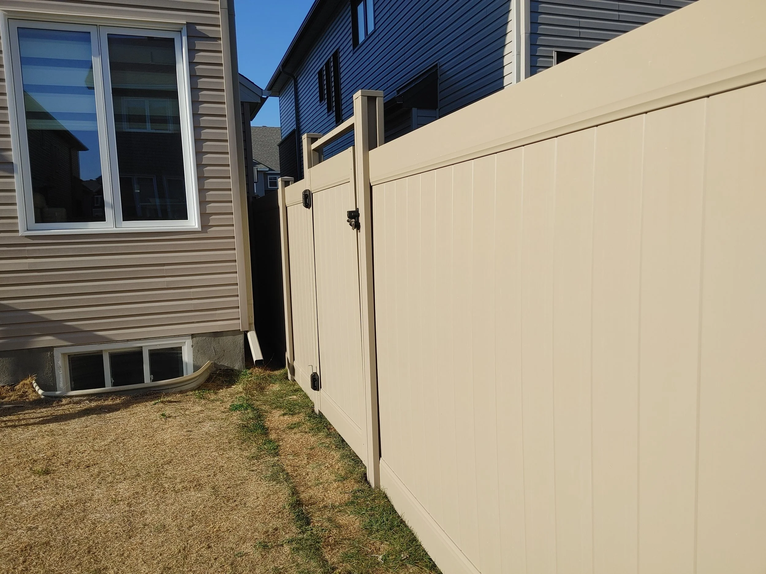 Adobe PVC Fence in Barrhaven, 2025. StandArt Fence