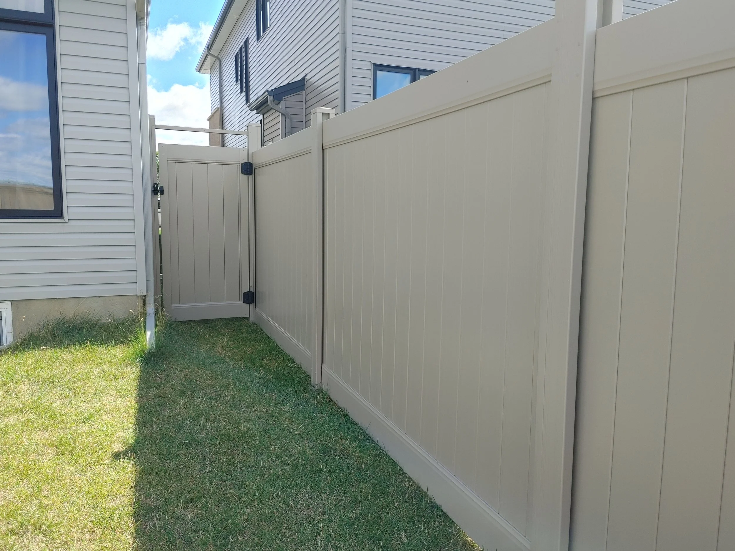Adobe PVC Fence in Barrhaven, 2025. StandArt Fence 