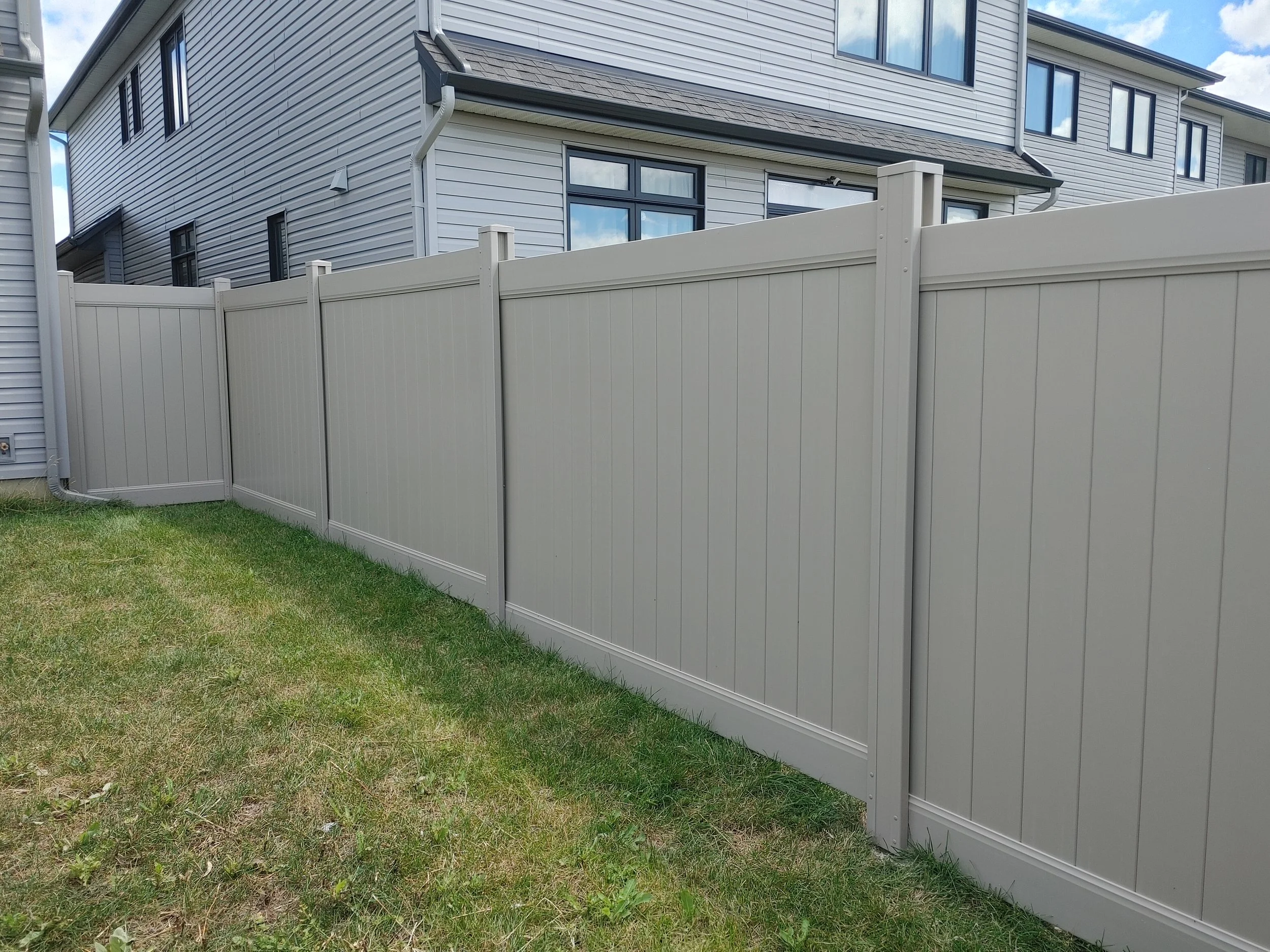 Adobe PVC Fence in Barrhaven, 2025. StandArt Fence 