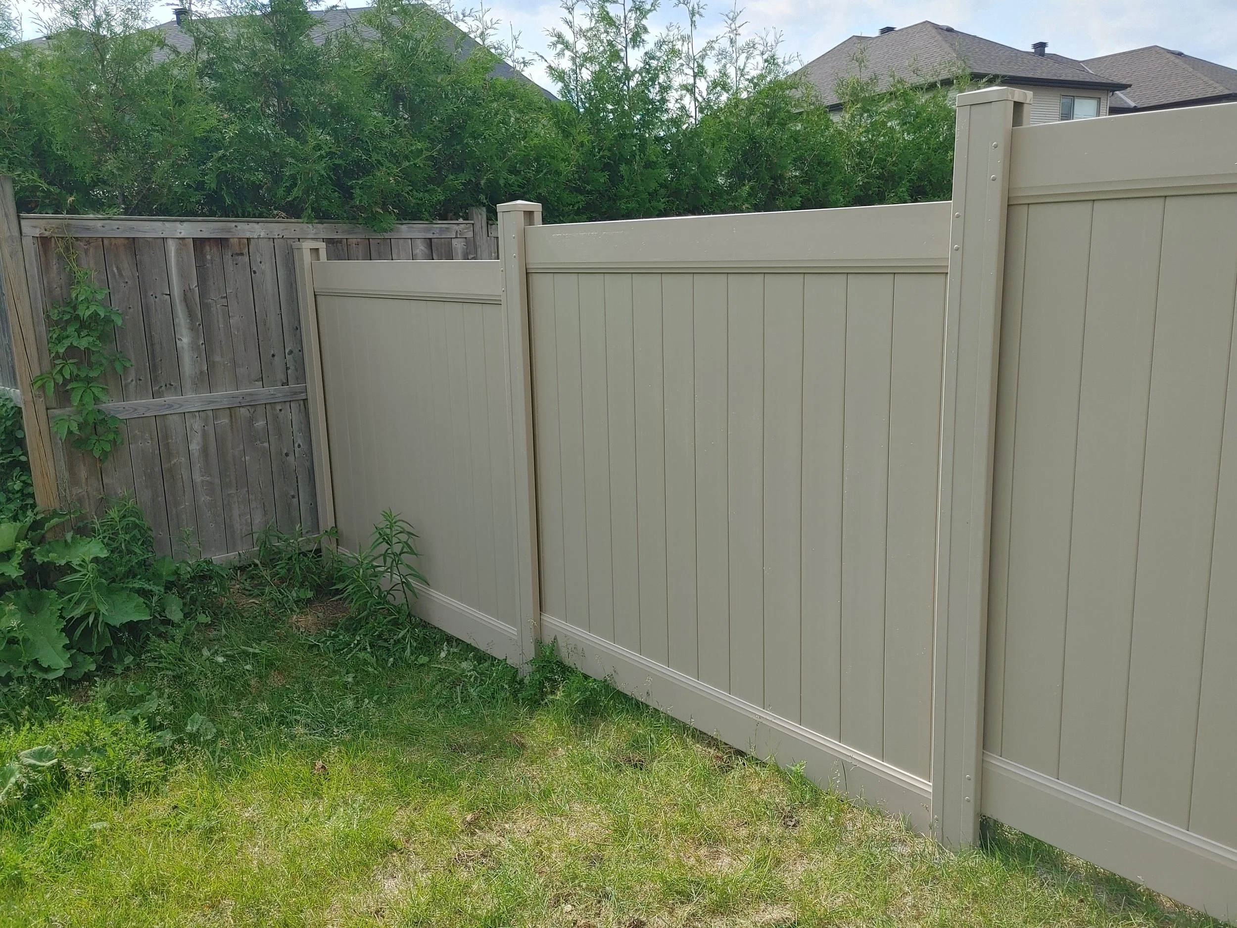 Adobe PVC Fence in Manotick, 2025. StandArt Fence 