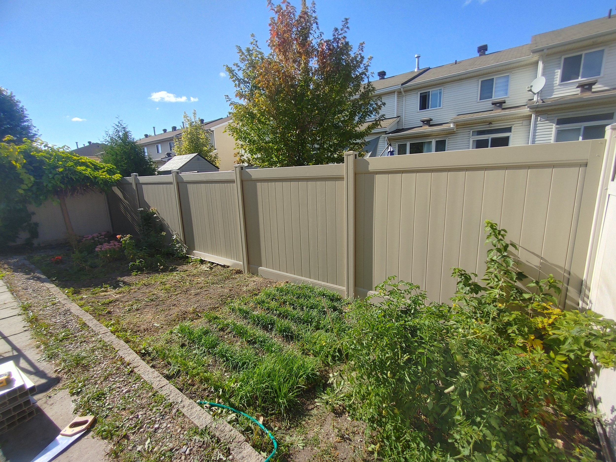 Adobe PVC Fence in Barrhaven, 2025. StandArt Fence