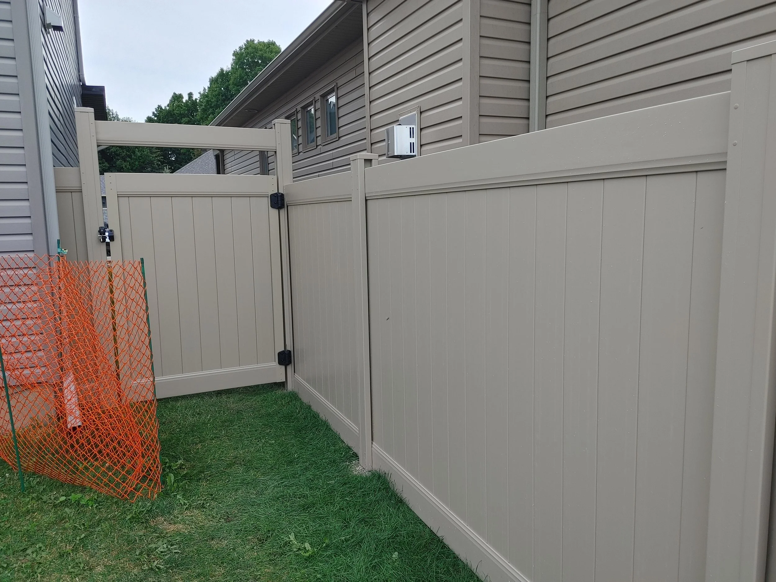Adobe PVC Fence in Embrun, 2025. StandArt Fence 