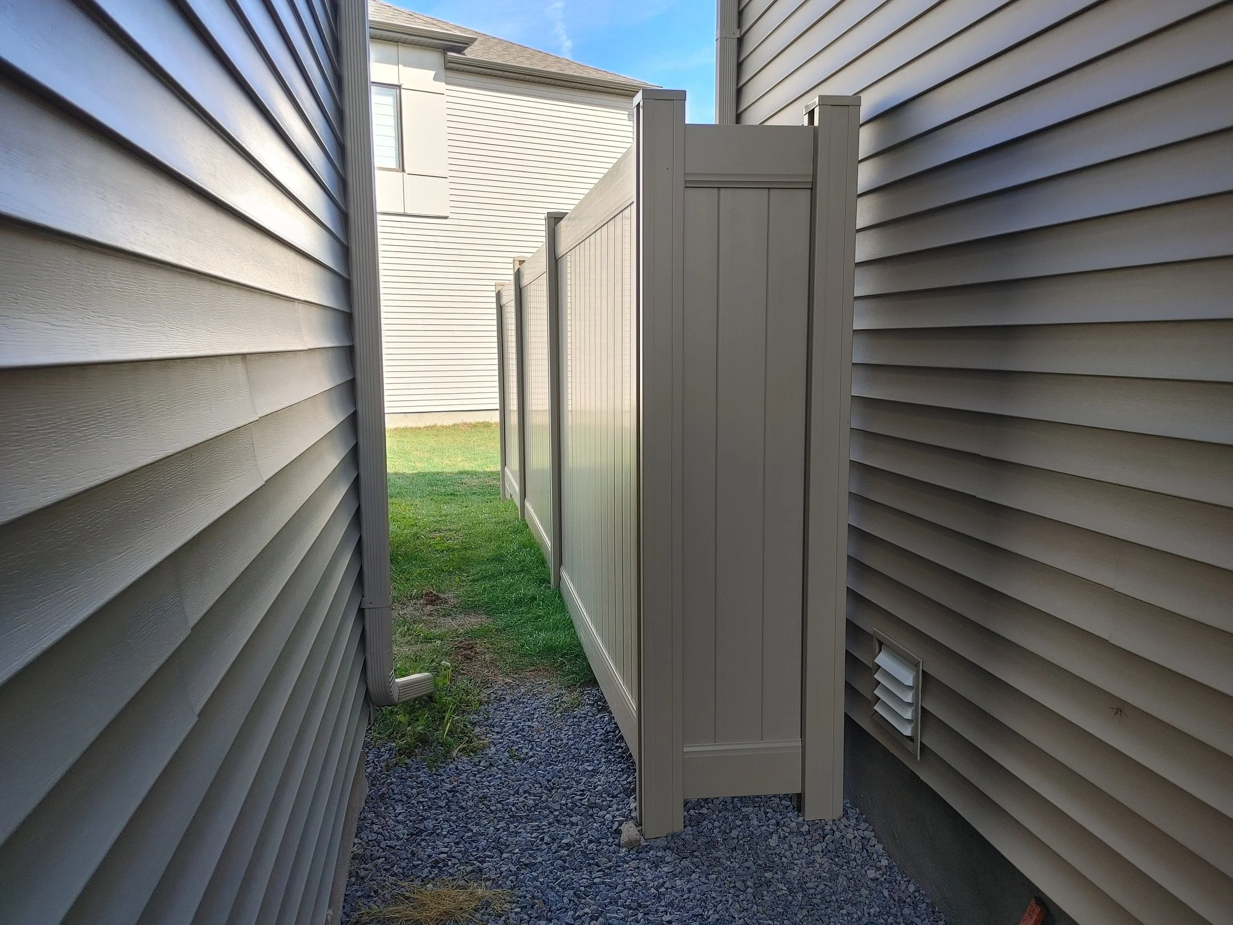 Adobe PVC Fence in Stittsville, 2025. StandArt Fence