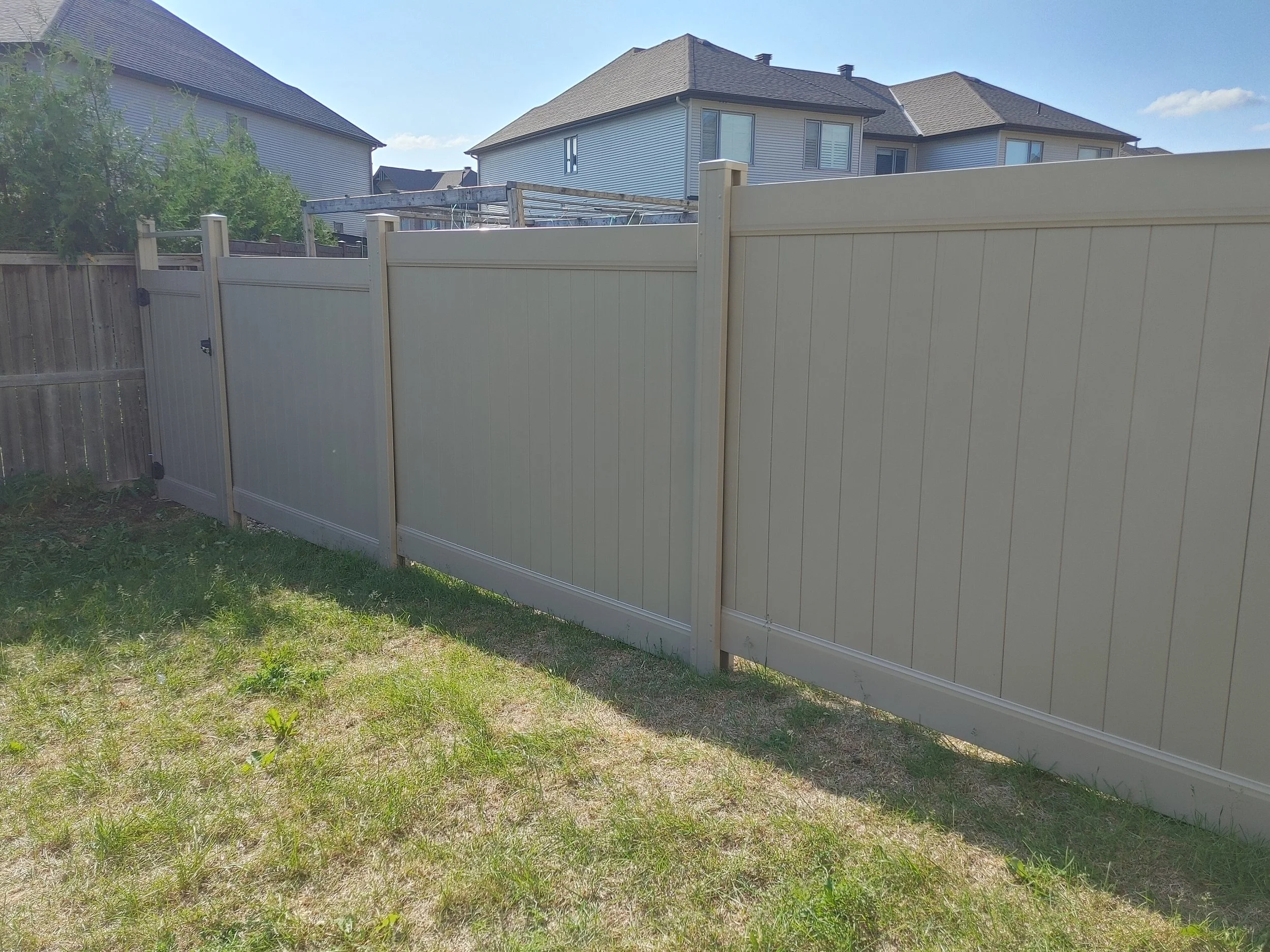 Adobe PVC Fence in Manotick, 2025. StandArt Fence 