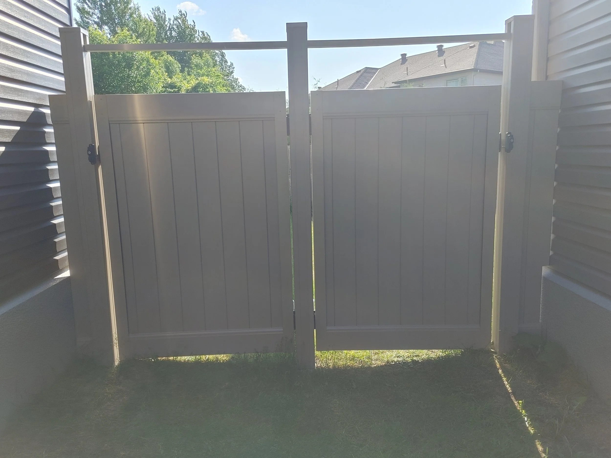 Adobe PVC Fence in Manotick, 2025. StandArt Fence 