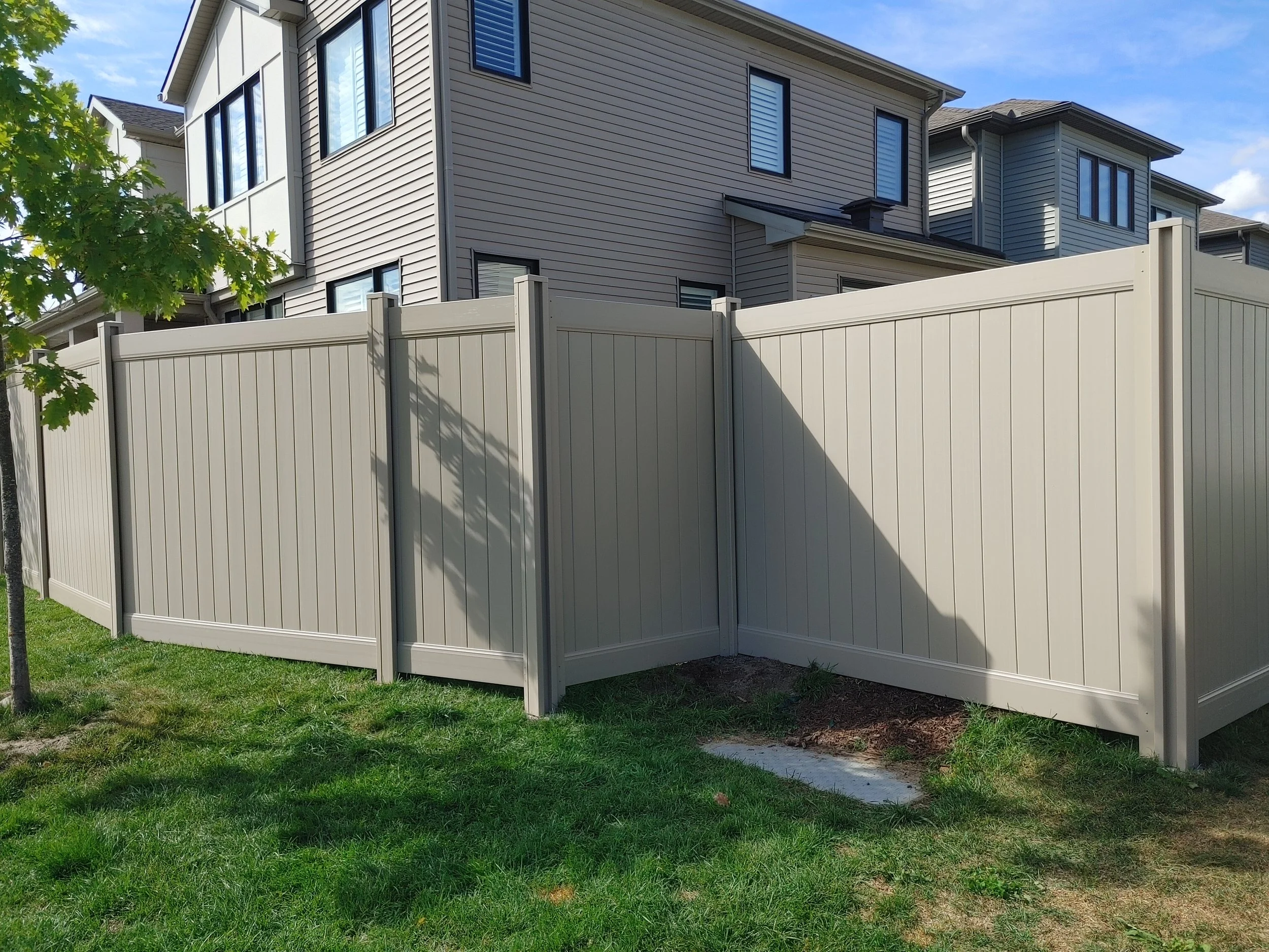 Adobe PVC Fence in Stittsville, 2025. StandArt Fence