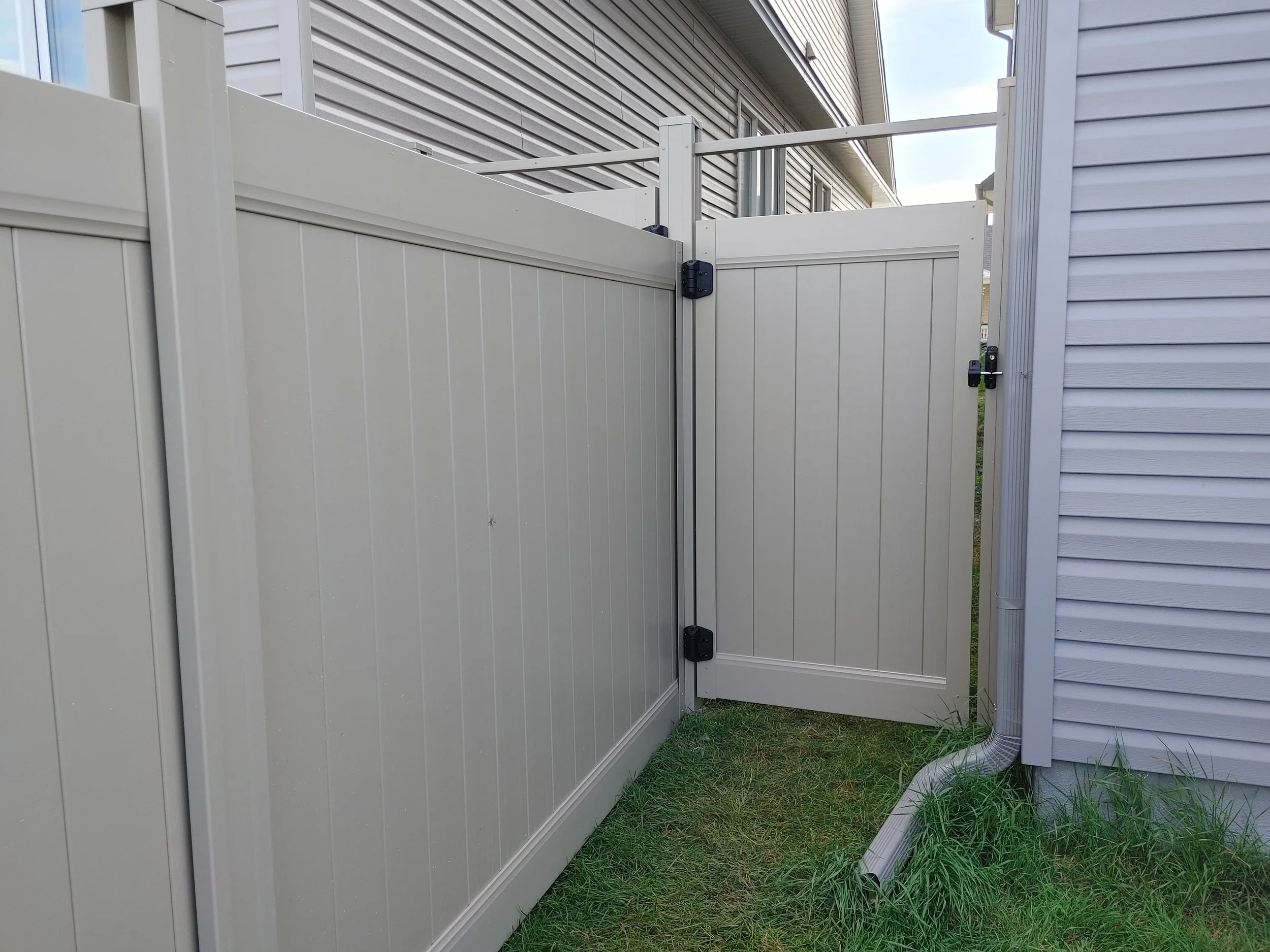 Adobe PVC Fence in Barrhaven, 2025. StandArt Fence 