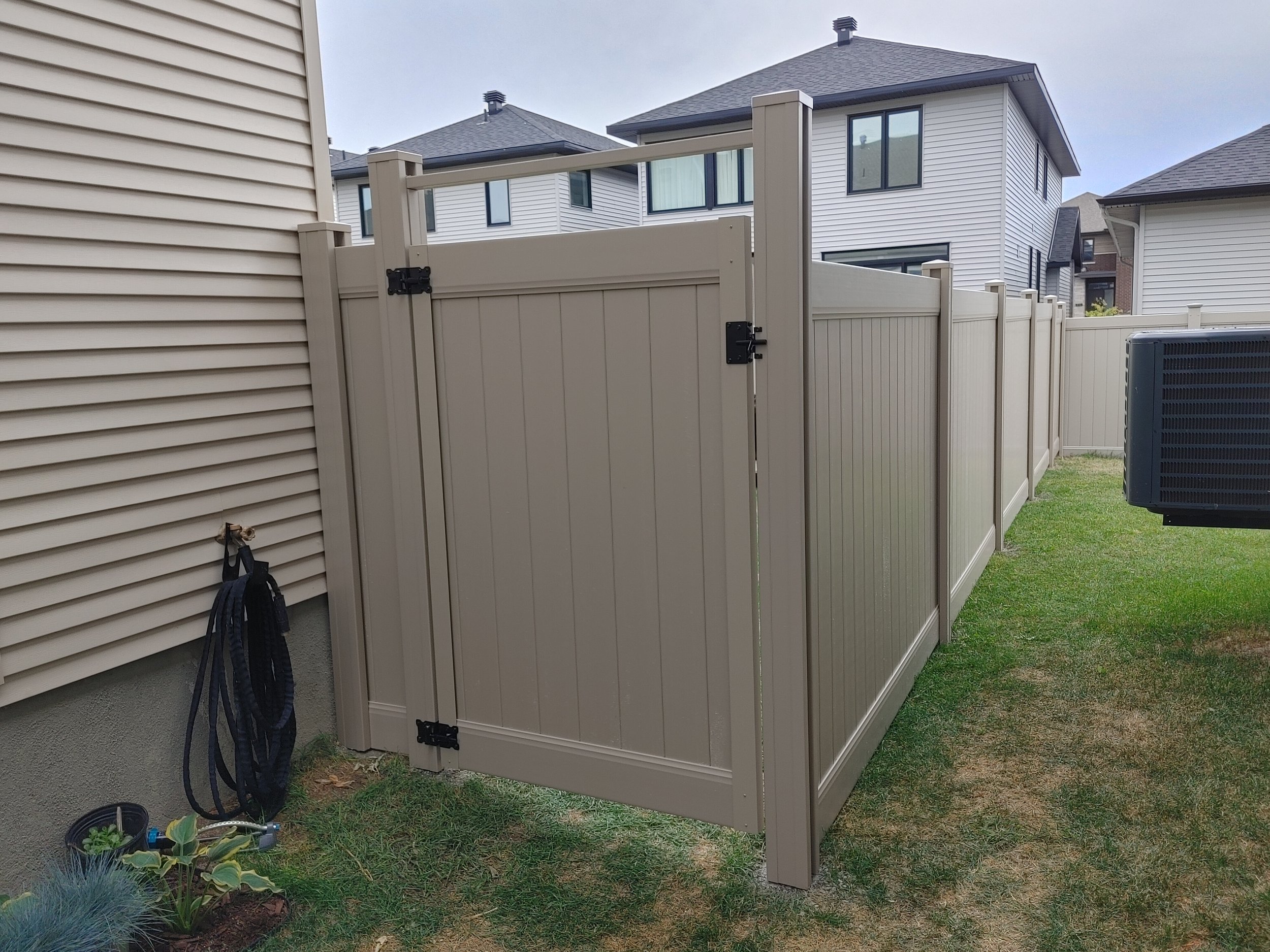 Adobe PVC Fence in Manotick, 2025. StandArt Fence 