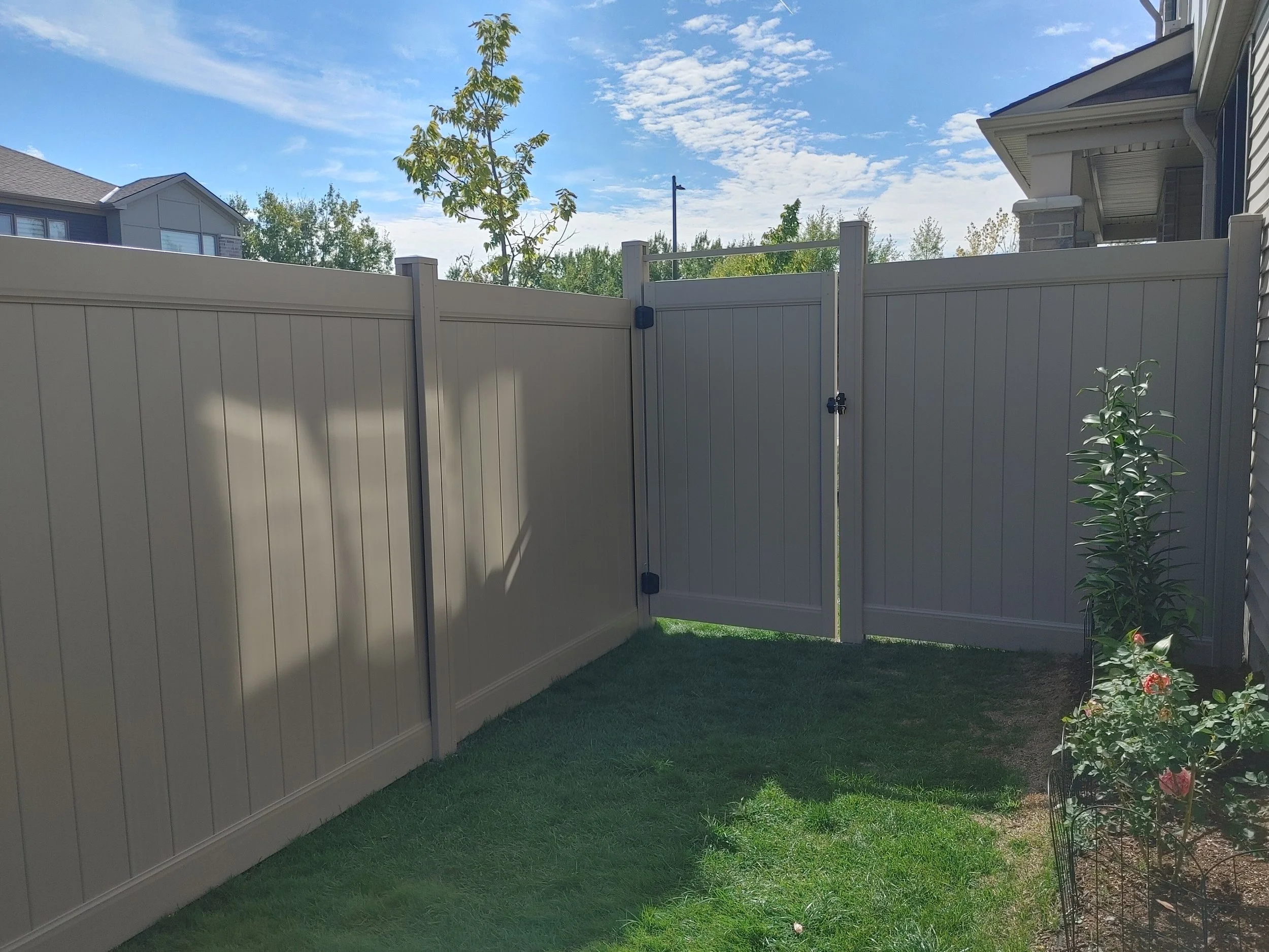 Adobe PVC Fence in Stittsville, 2025. StandArt Fence