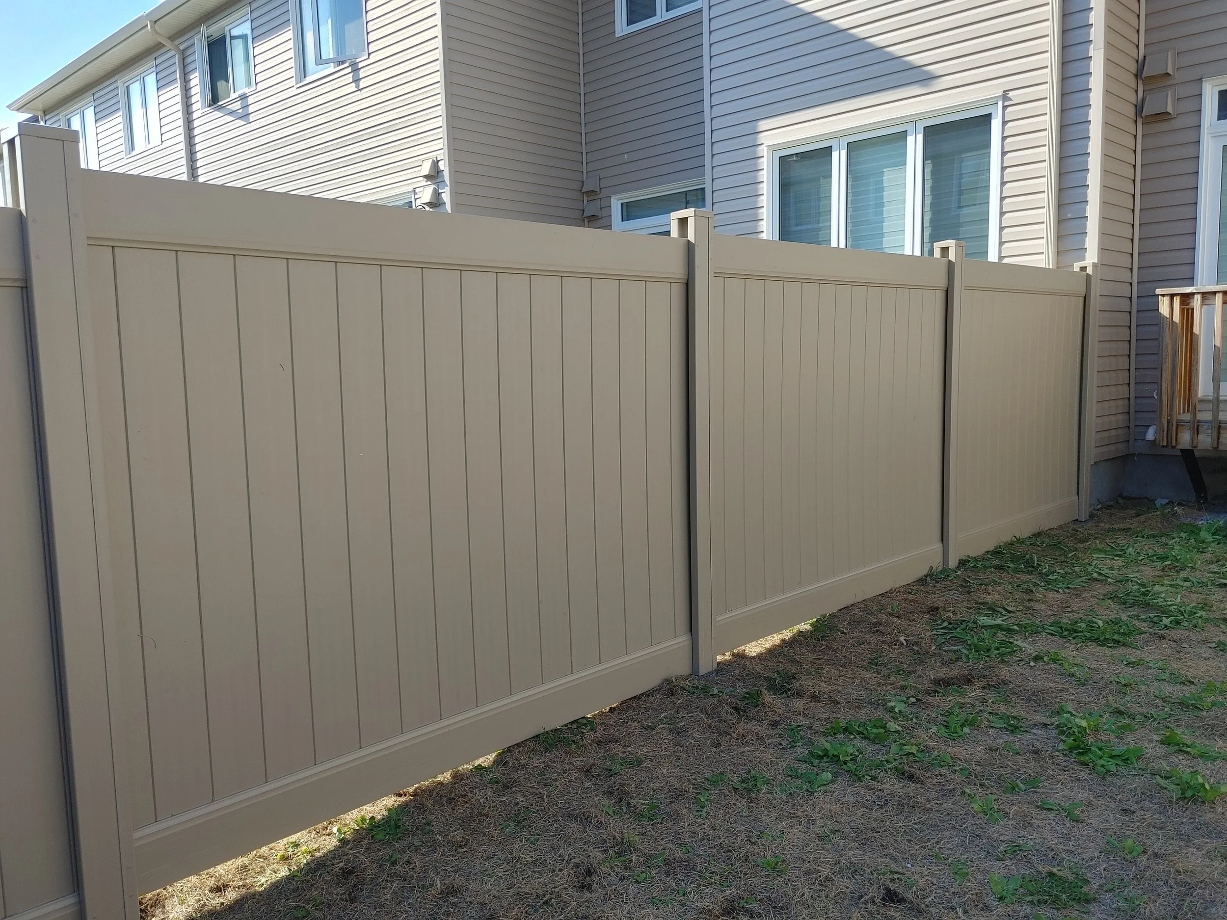 Adobe PVC Fence in Barrhaven, 2025. StandArt Fence