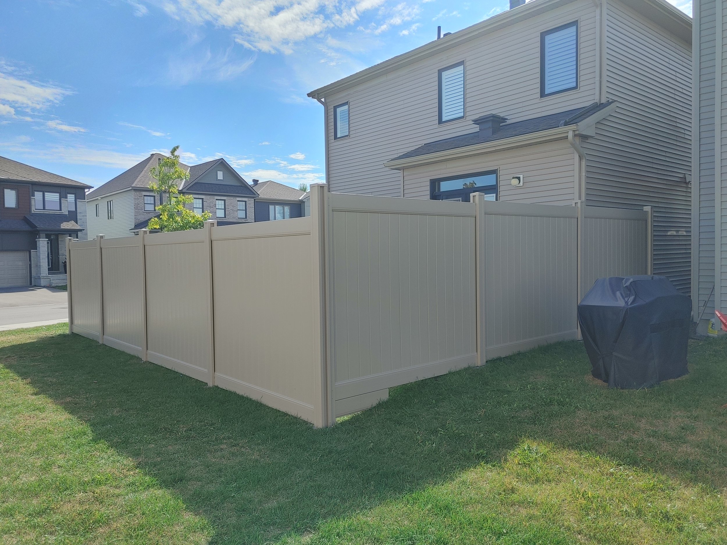 Adobe PVC Fence in Stittsville, 2025. StandArt Fence