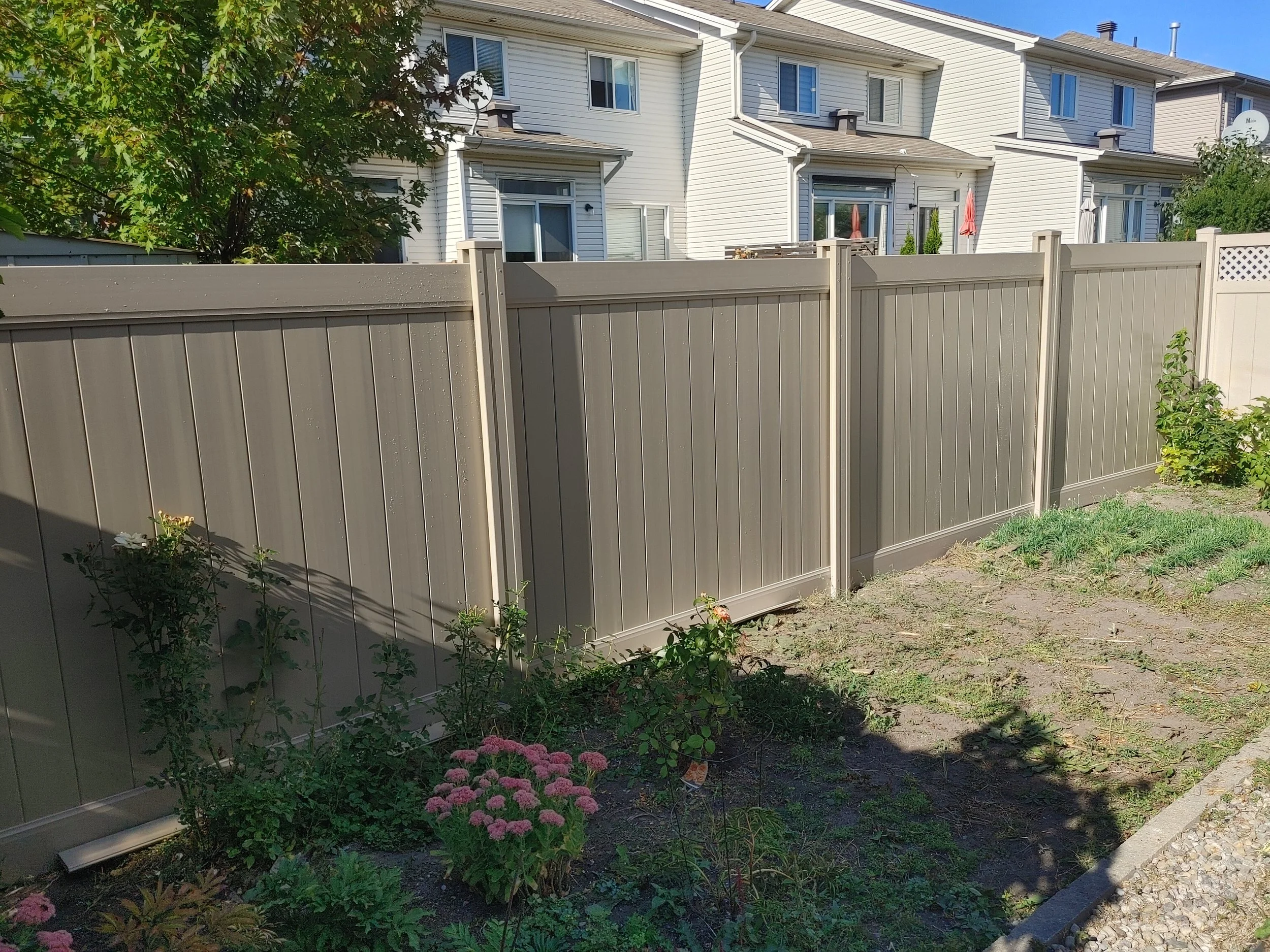 Adobe PVC Fence in Barrhaven, 2025. StandArt Fence