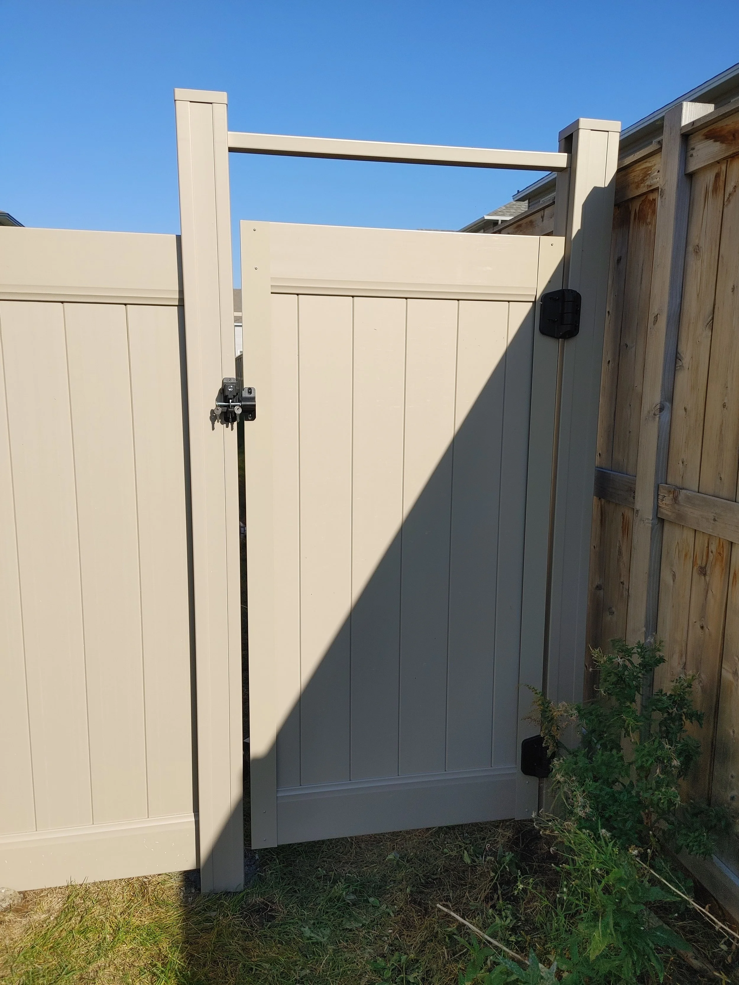 Adobe PVC Fence in Barrhaven, 2025. StandArt Fence