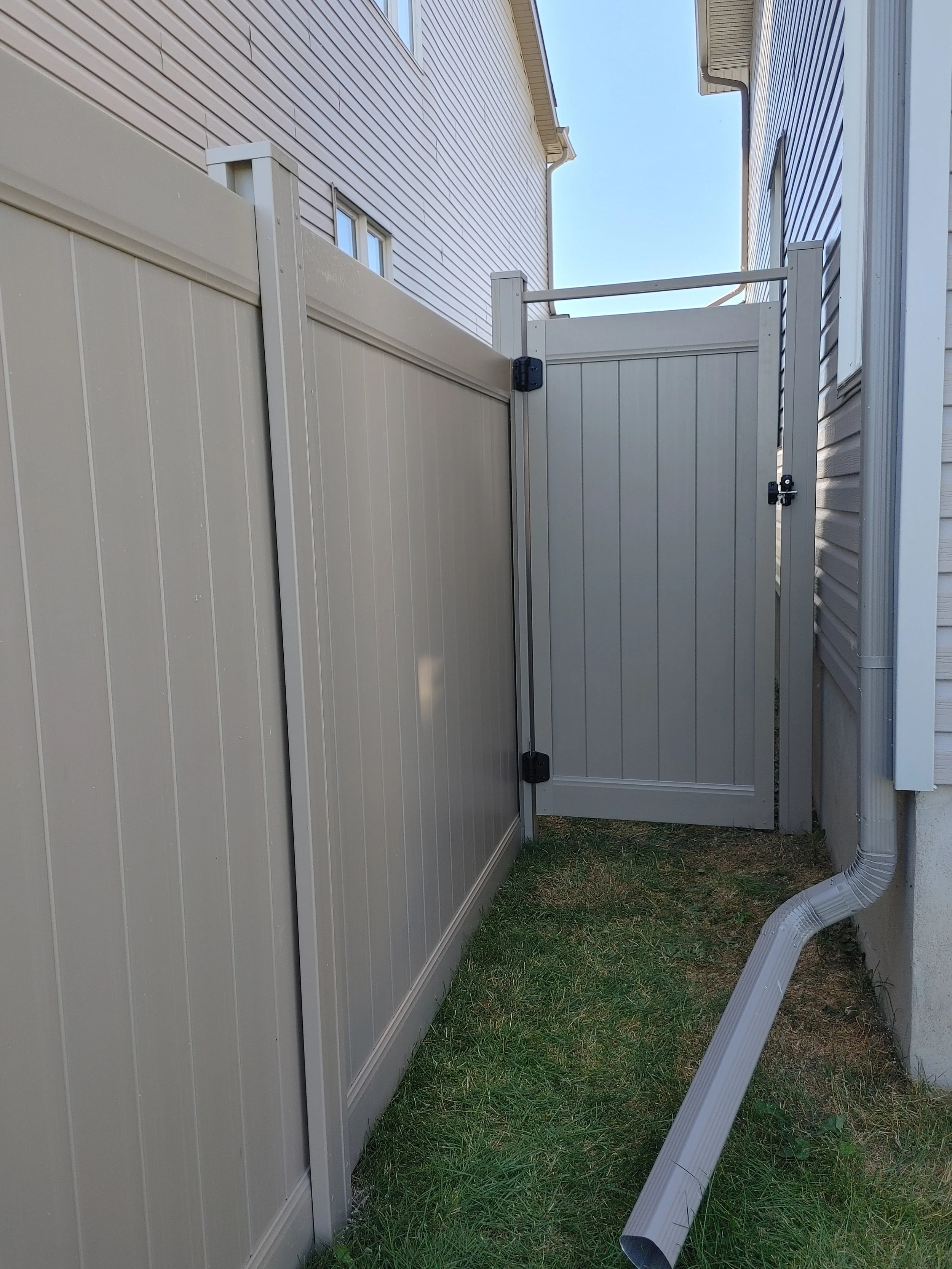 Adobe PVC Fence in Carleton Place, 2025. StandArt Fence 