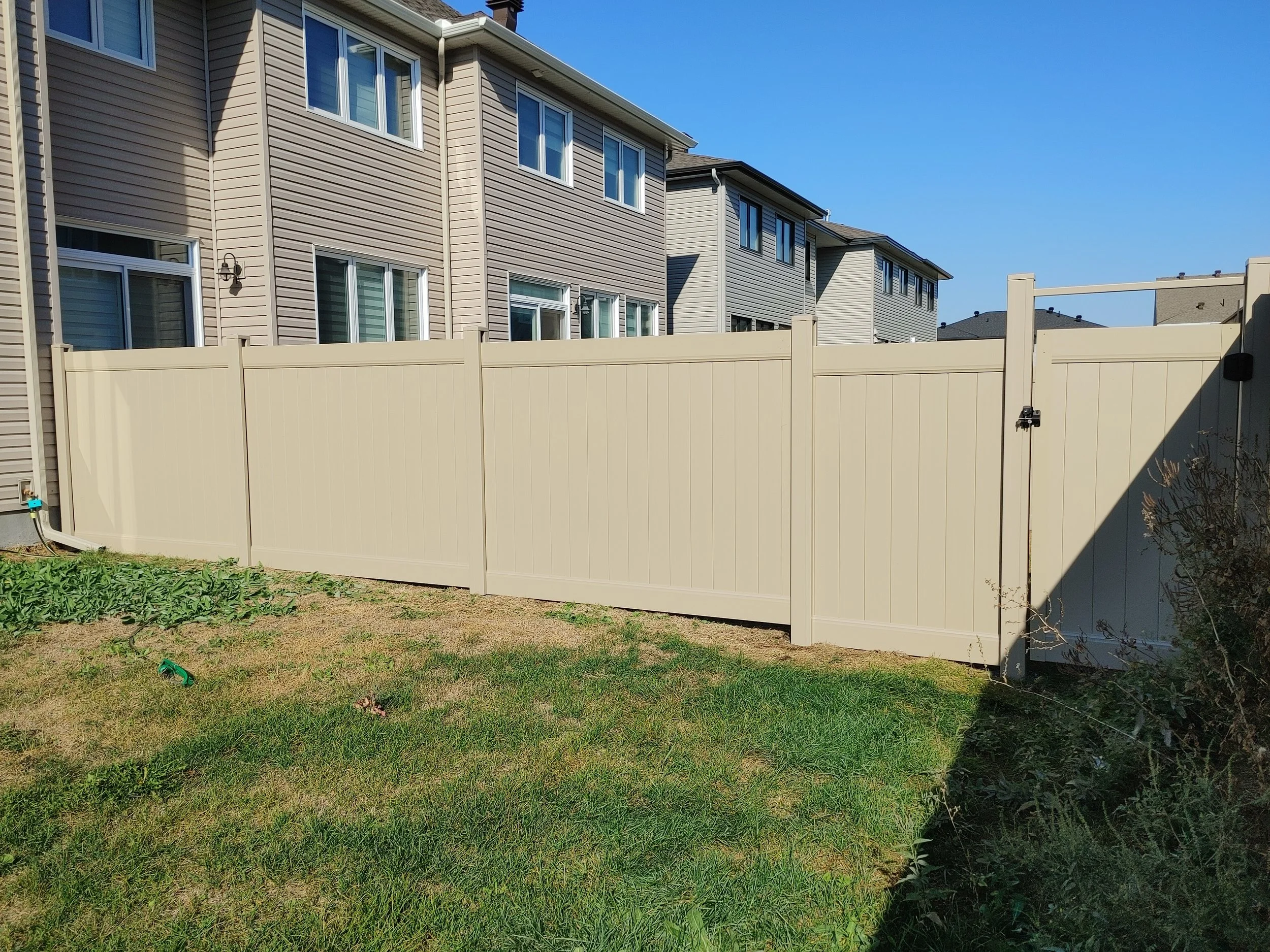 Adobe PVC Fence in Barrhaven, 2025. StandArt Fence