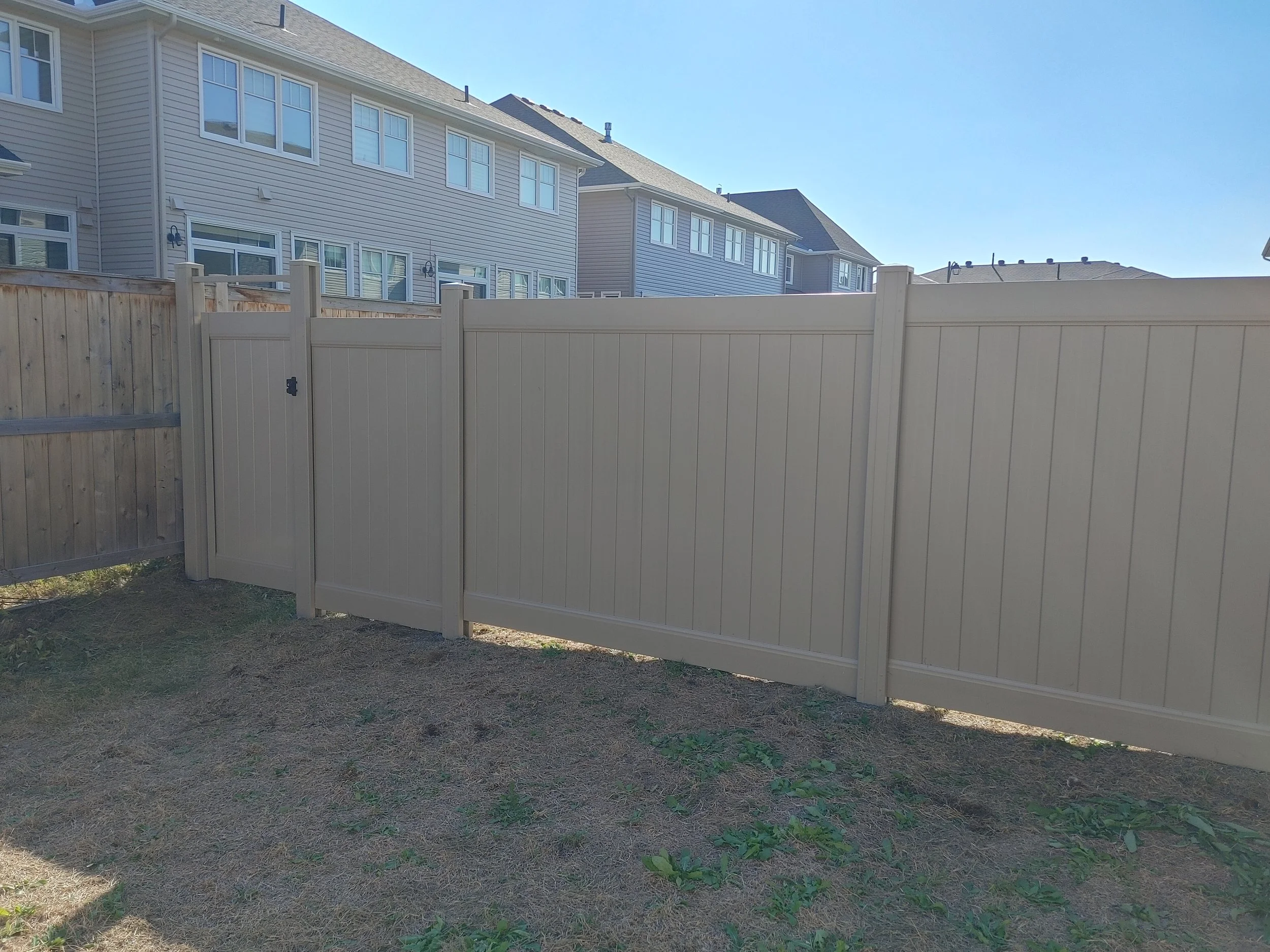 Adobe PVC Fence in Barrhaven, 2025. StandArt Fence