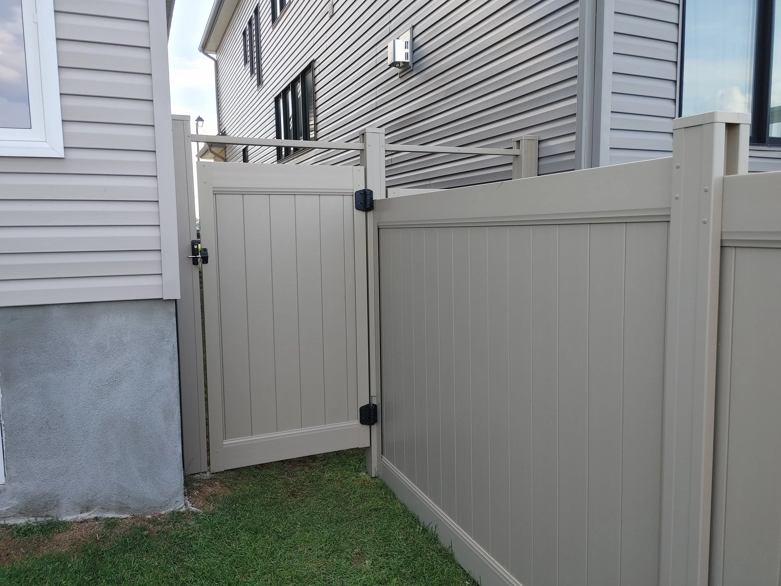 Adobe PVC Fence in Barrhaven, 2025. StandArt Fence 