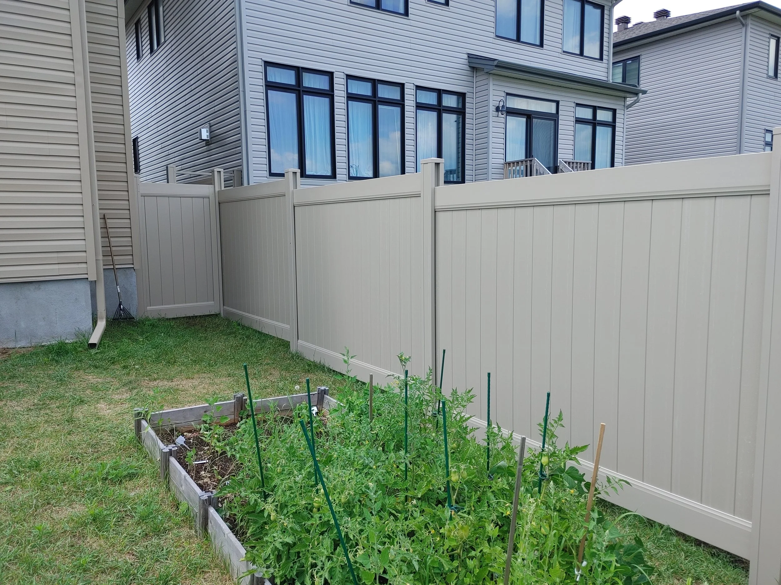 Adobe PVC Fence in Barrhaven, 2025. StandArt Fence 