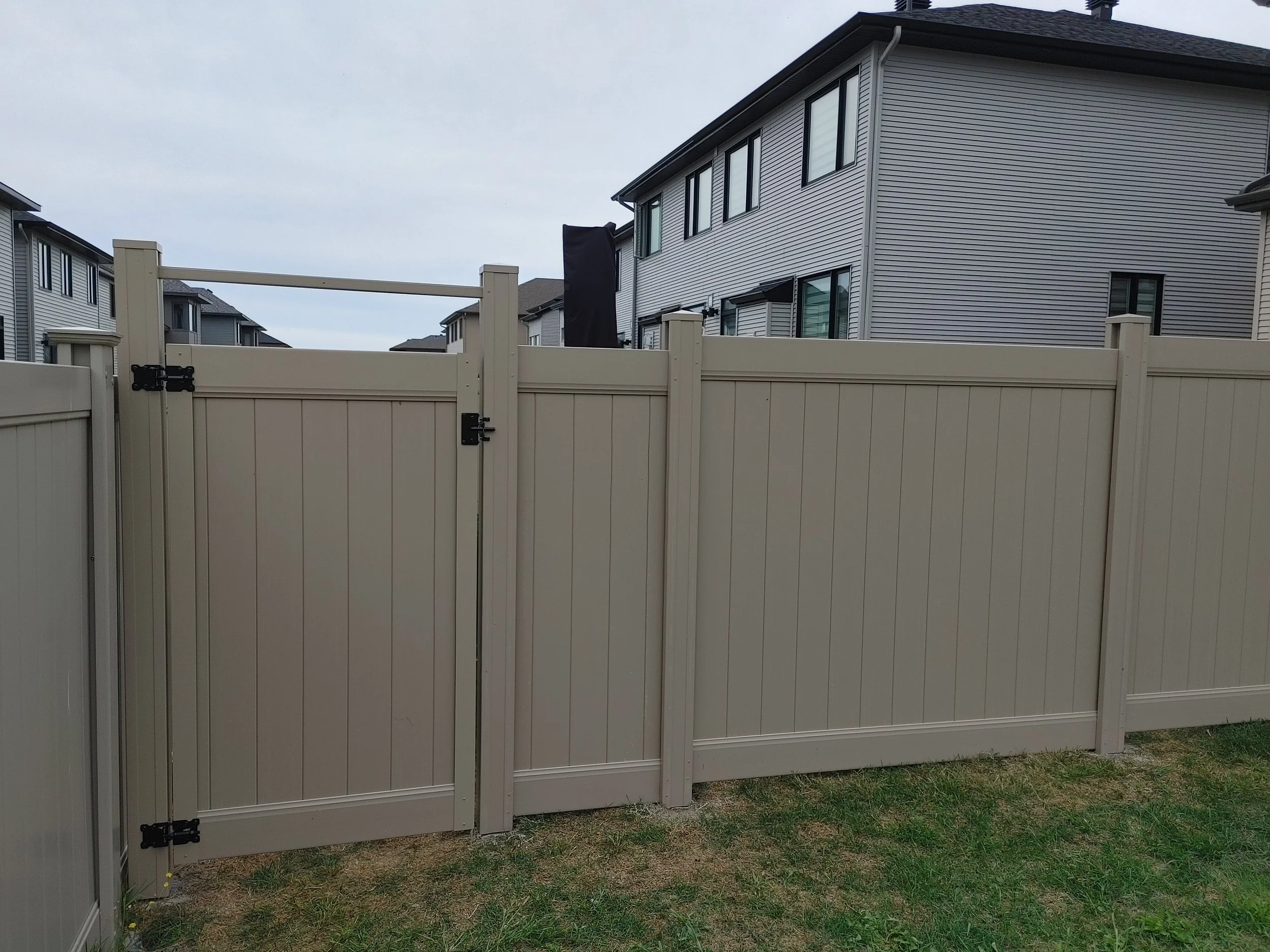 Adobe PVC Fence in Manotick, 2025. StandArt Fence 