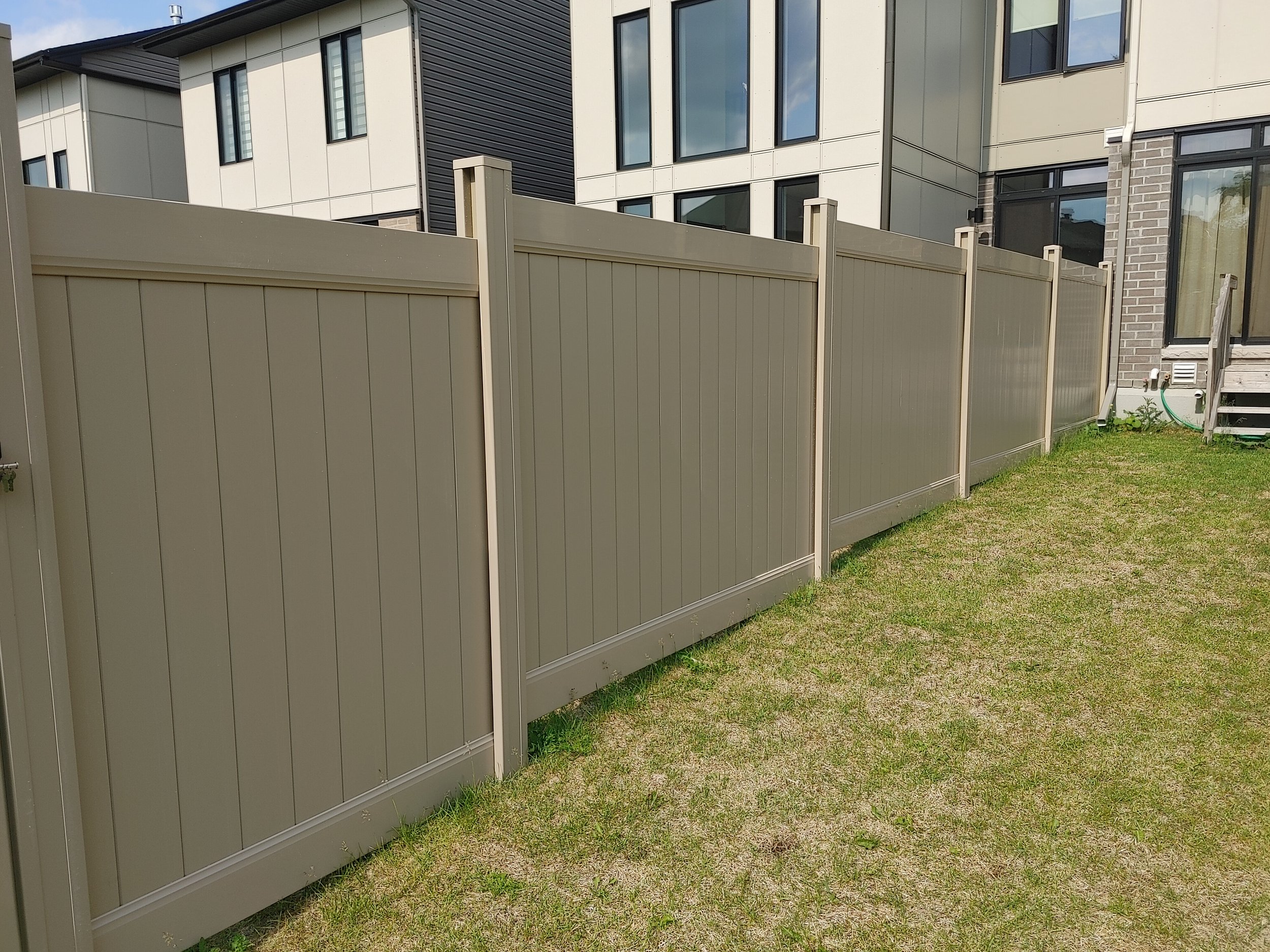 Adobe PVC Fence in Manotick, 2025. StandArt Fence 