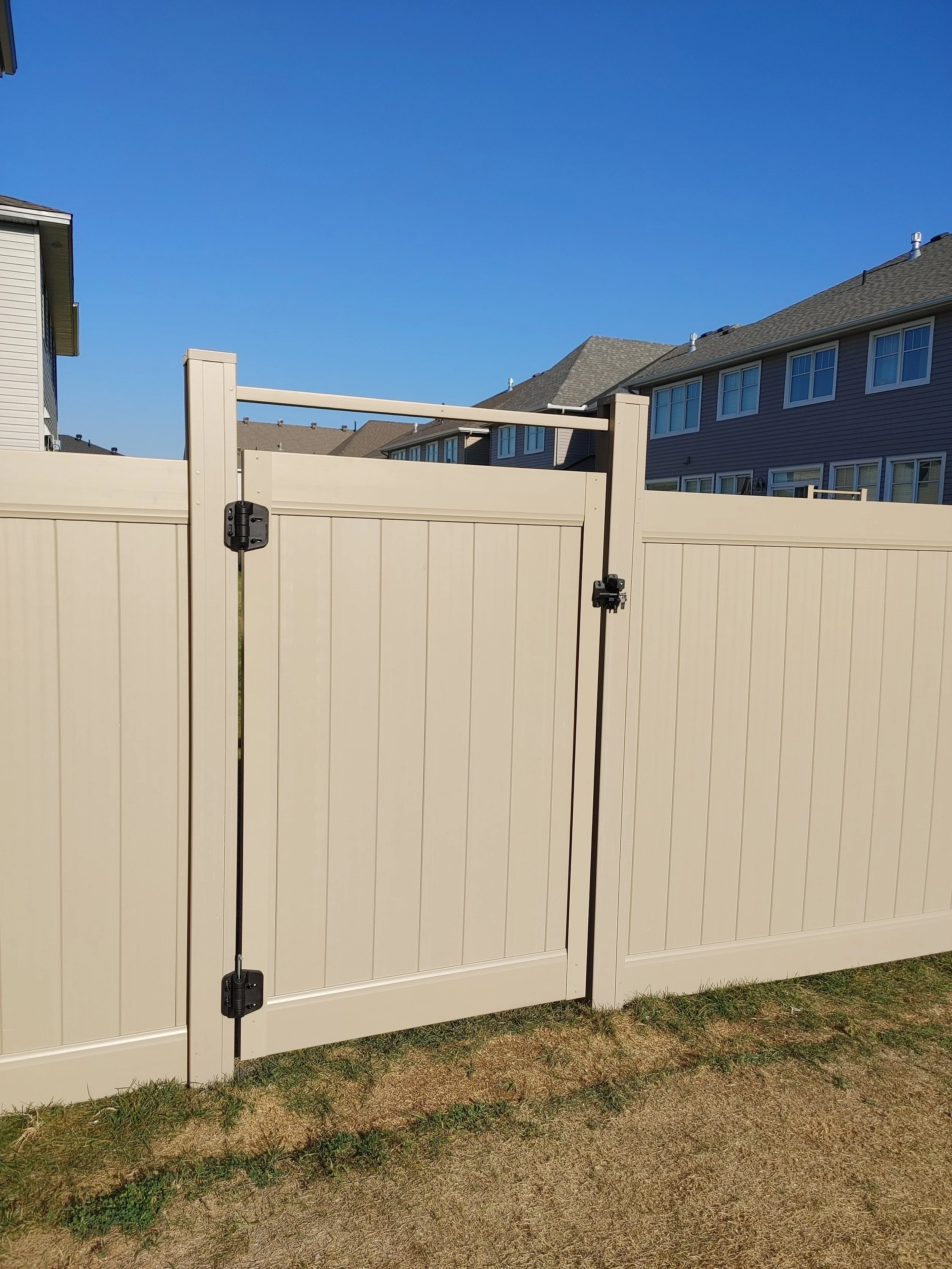 Adobe PVC Fence in Barrhaven, 2025. StandArt Fence