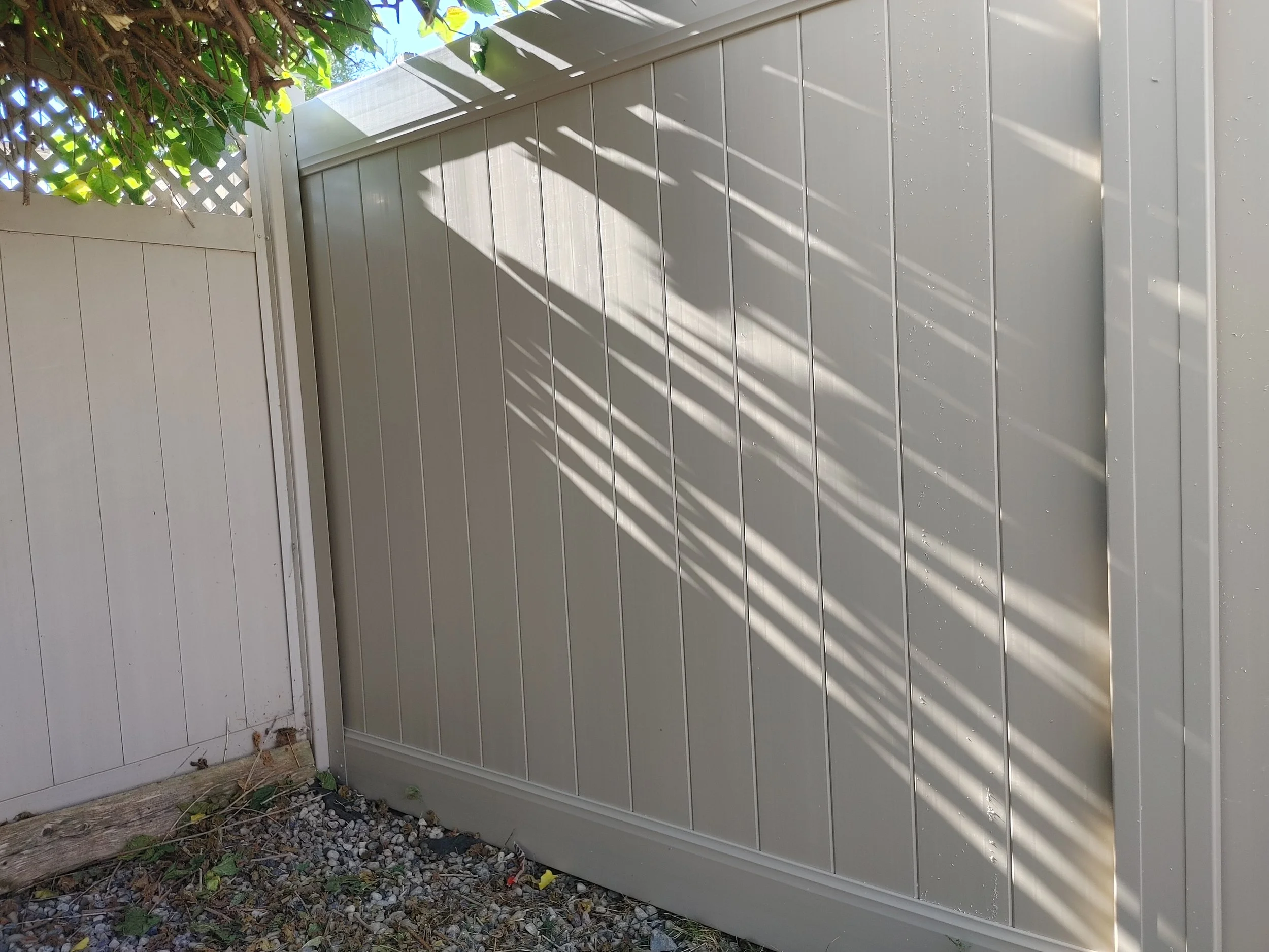 Adobe PVC Fence in Barrhaven, 2025. StandArt Fence