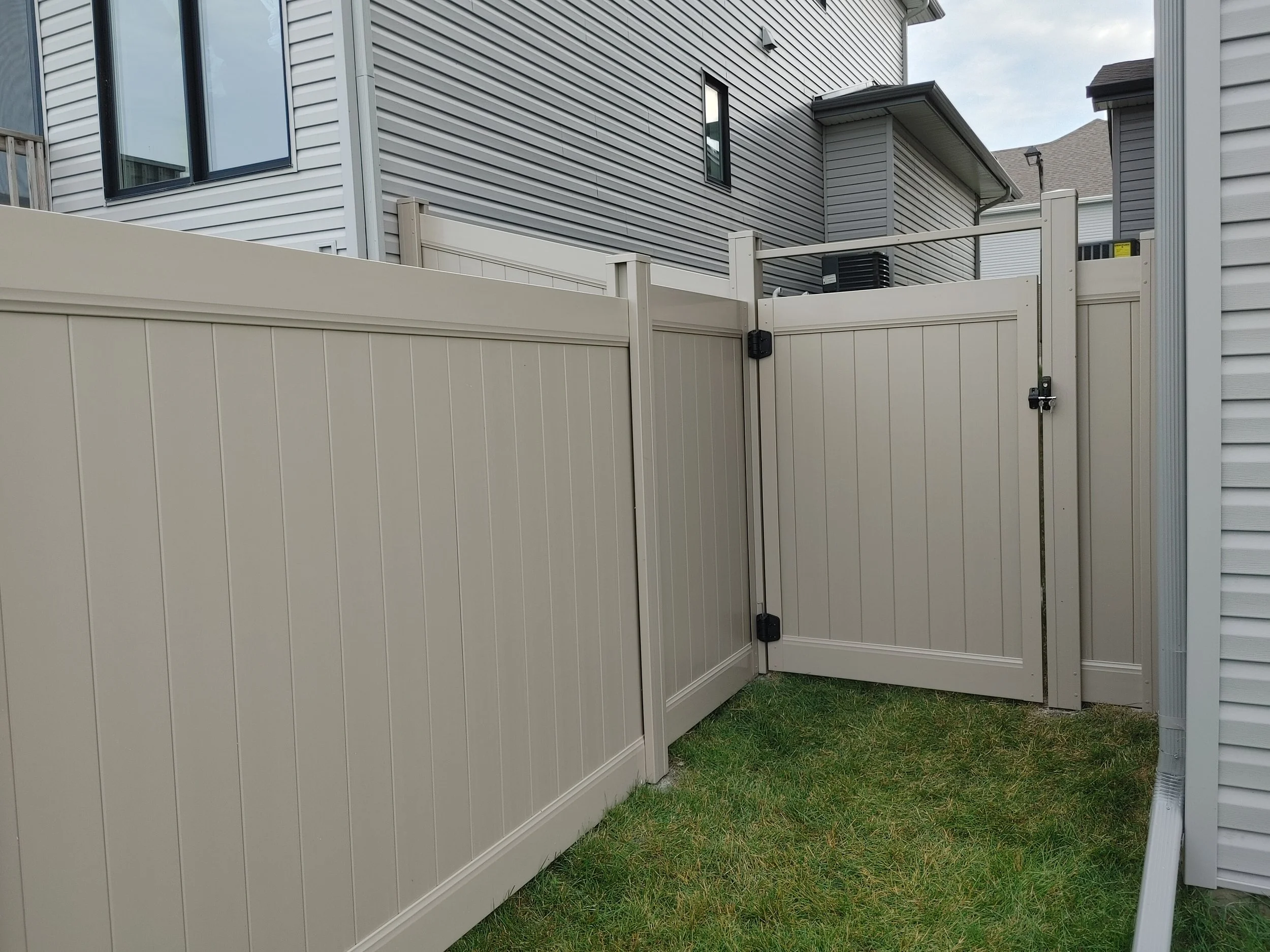 Adobe PVC Fence in Barrhaven, 2025. StandArt Fence 