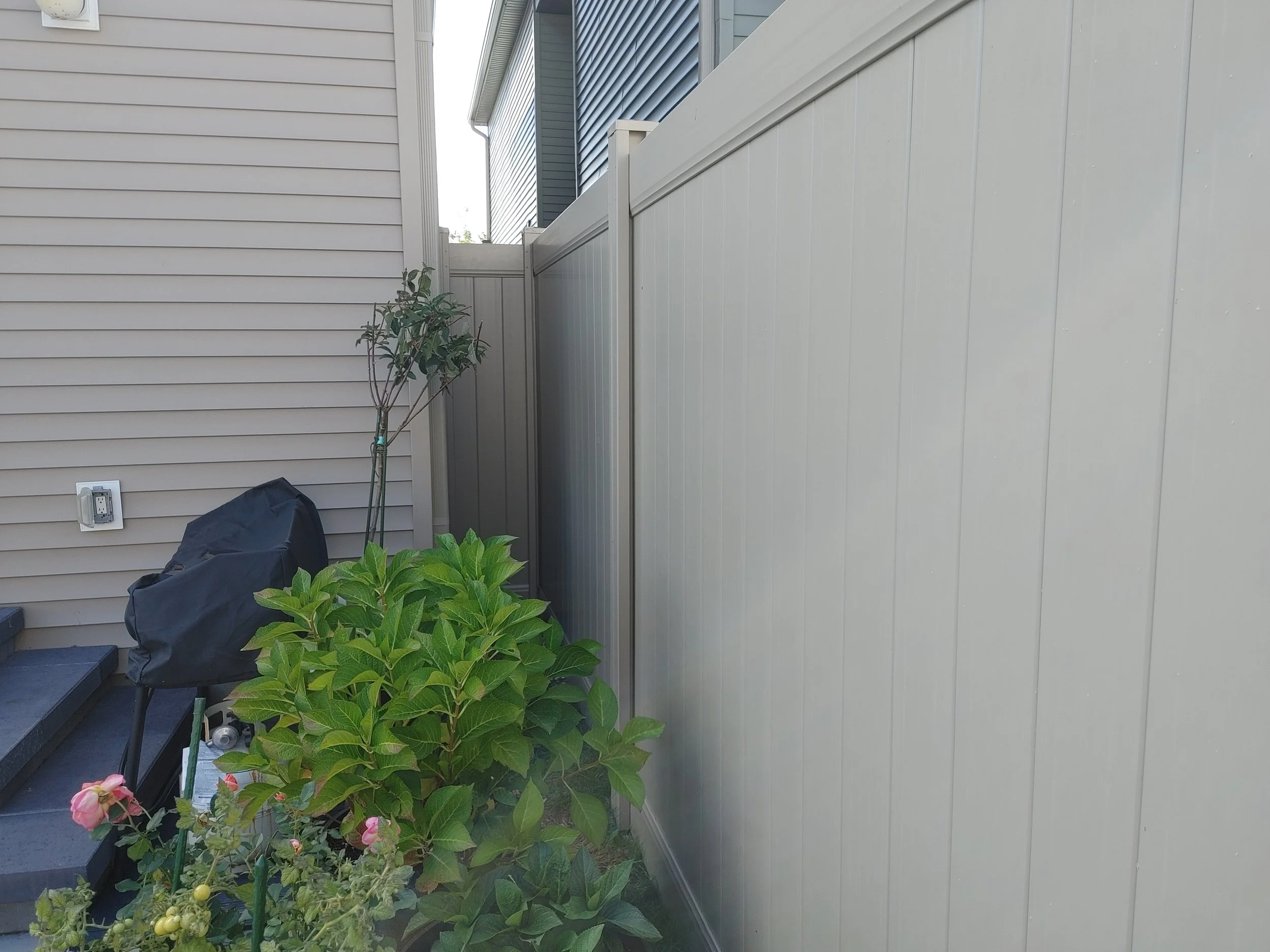 Adobe PVC Fence in Stittsville, 2025. StandArt Fence