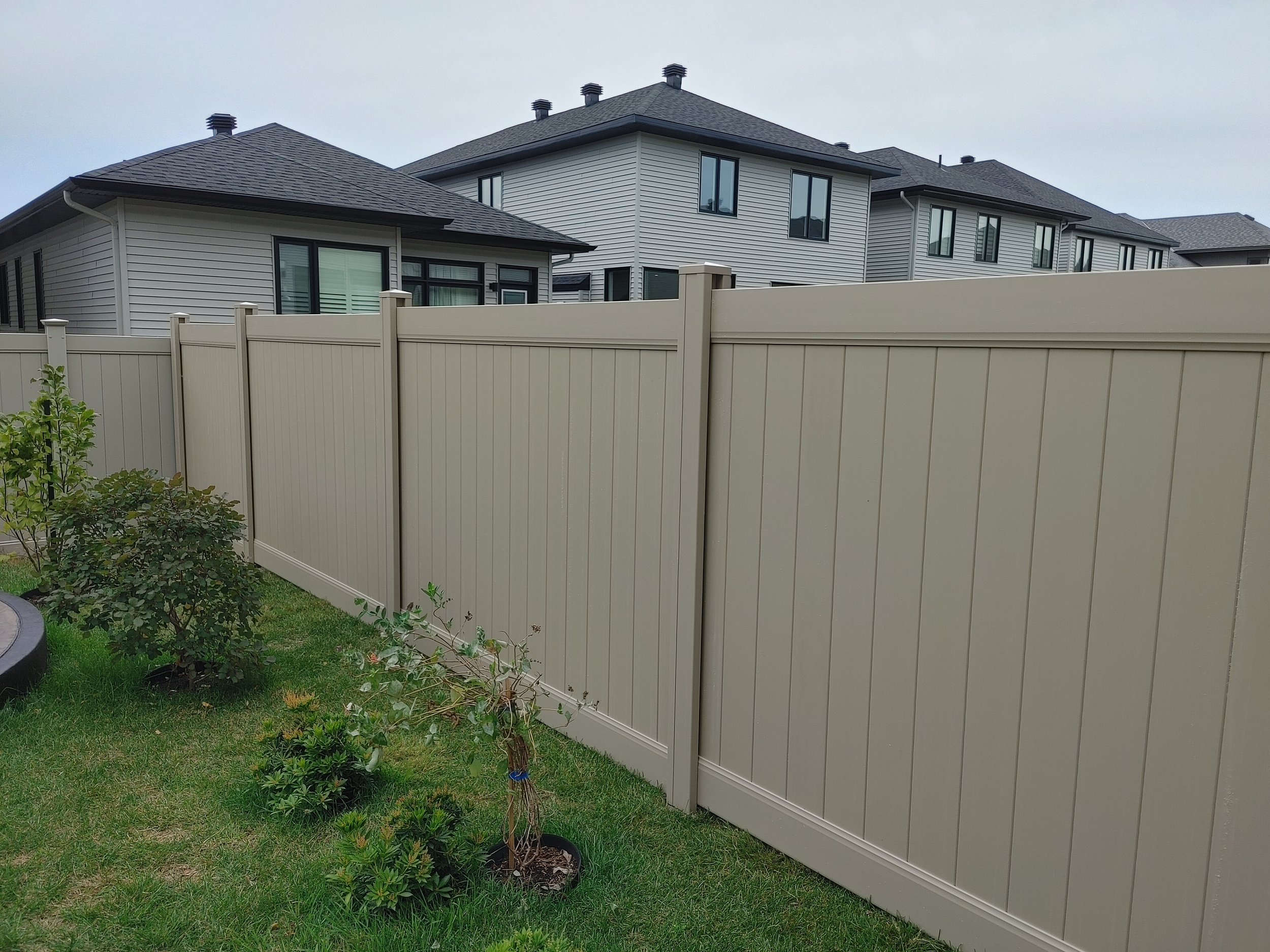 Adobe PVC Fence in Manotick, 2025. StandArt Fence 