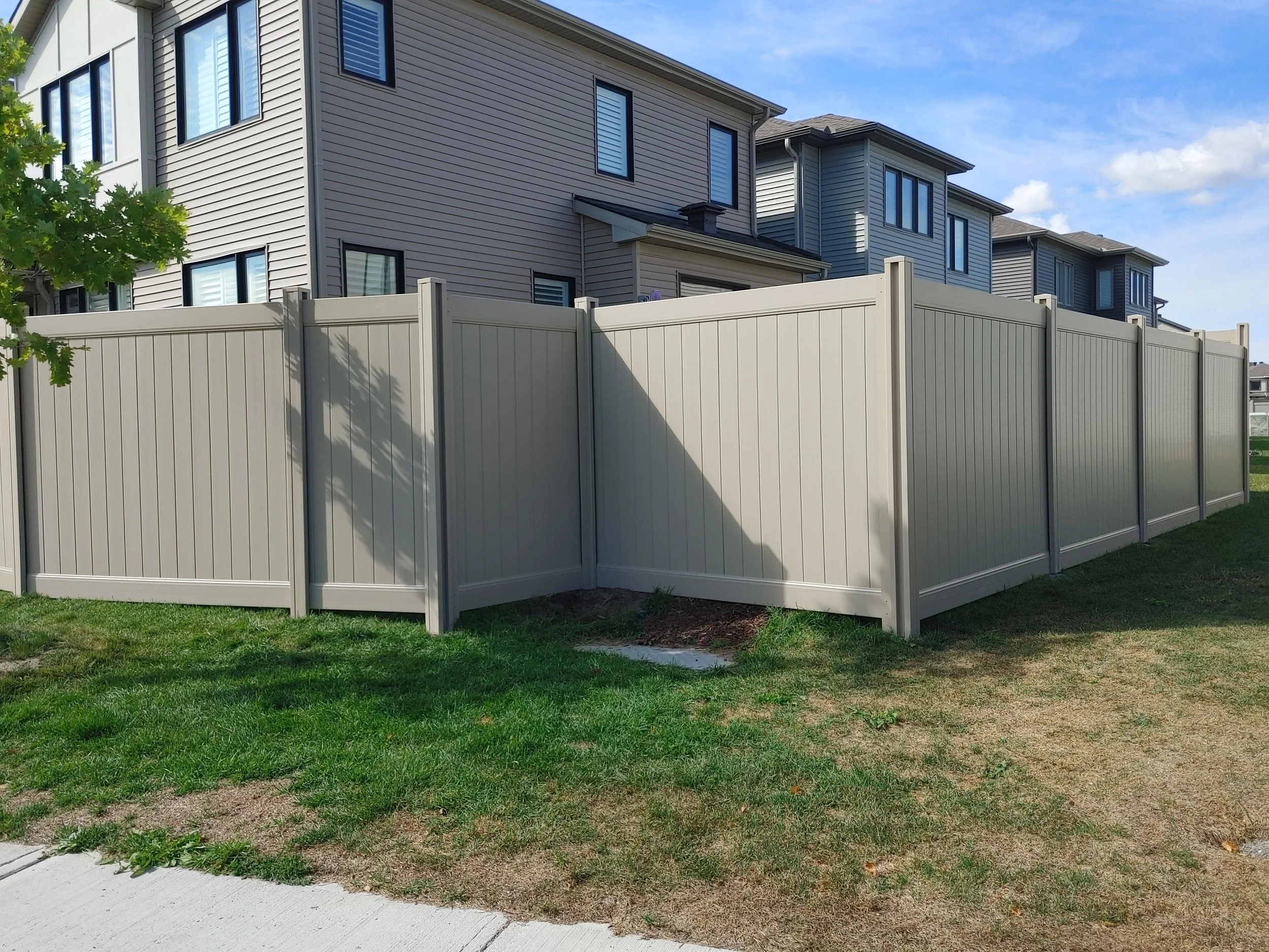 Adobe PVC Fence in Stittsville, 2025. StandArt Fence