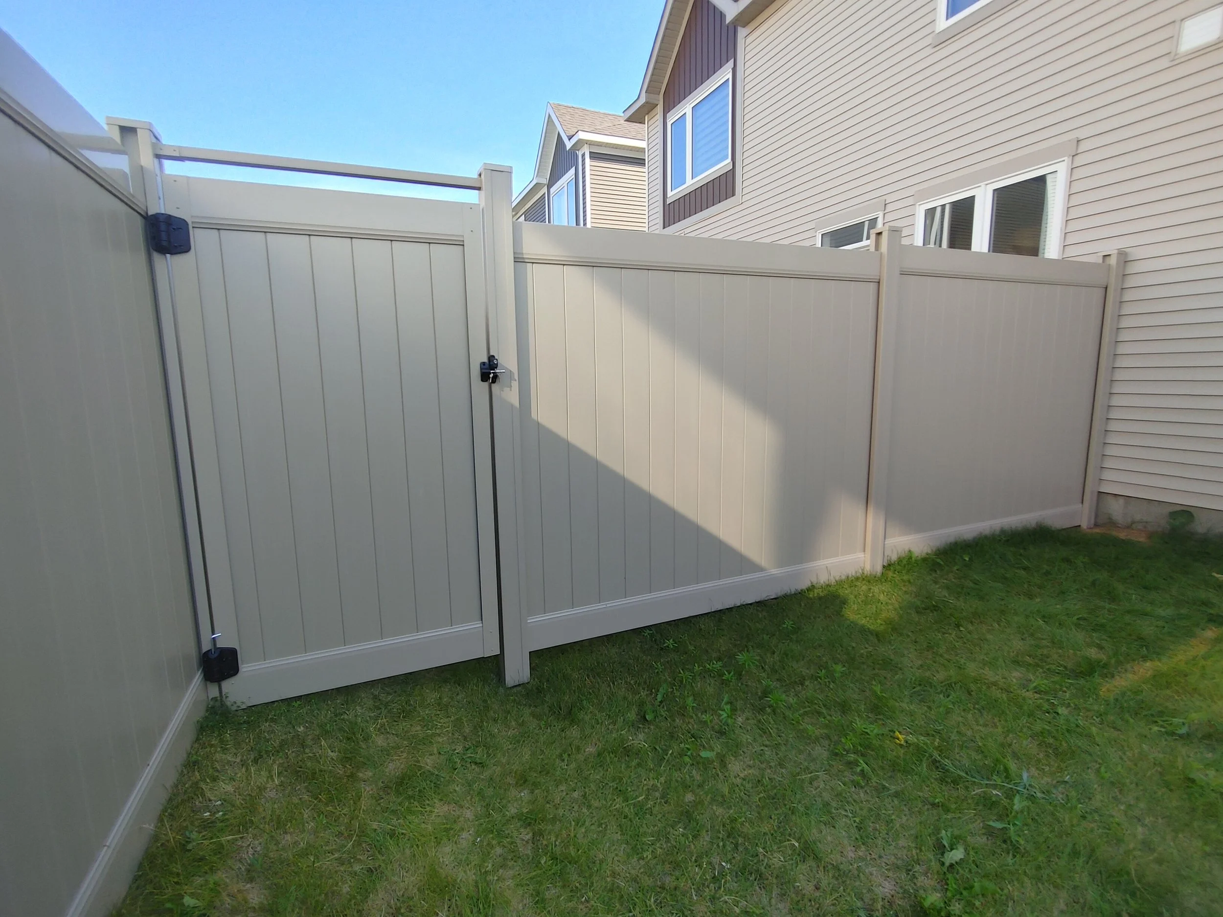 Adobe PVC Fence in Barrhaven, 2025. StandArt Fence 