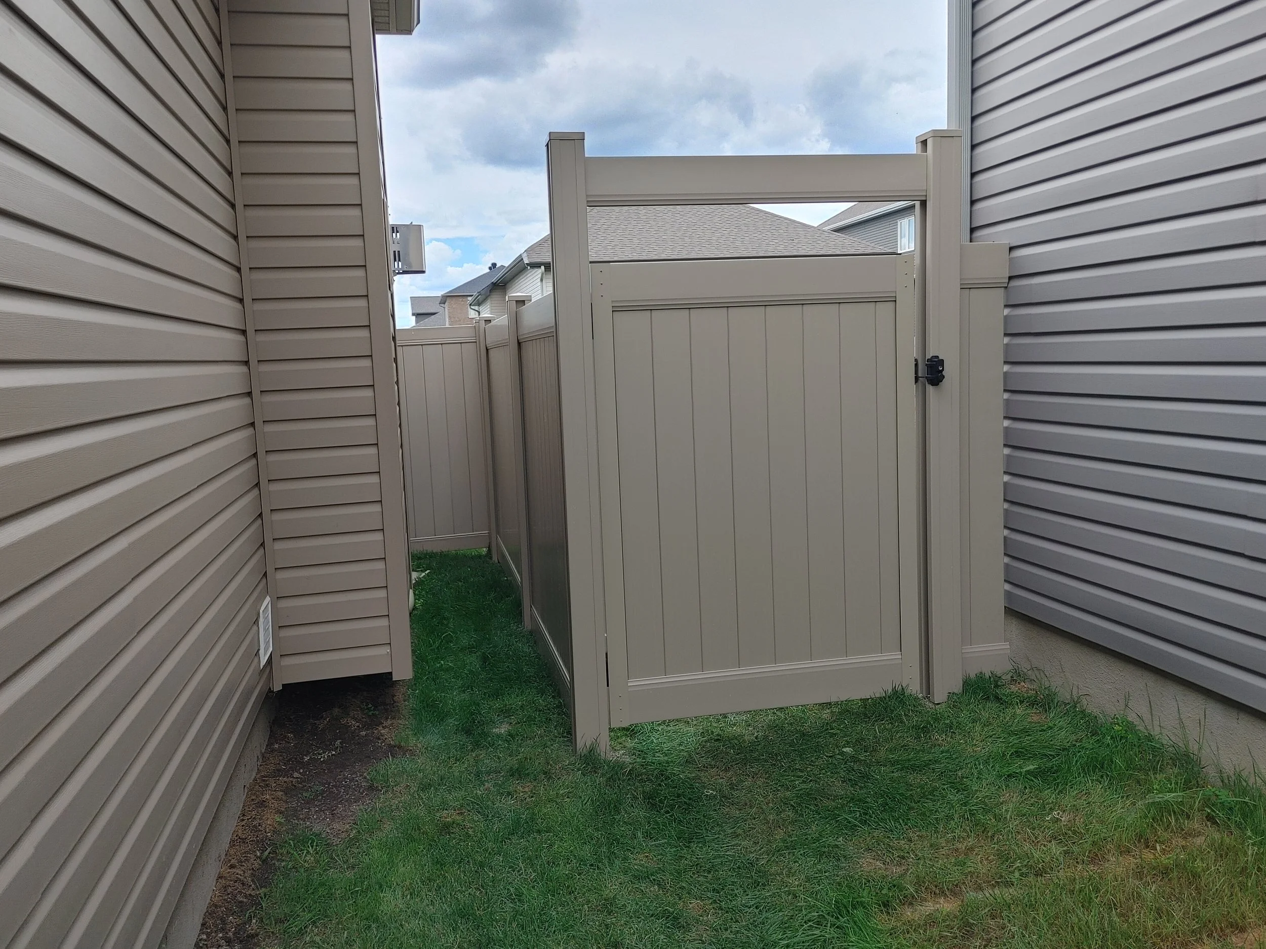 Adobe PVC Fence in Embrun, 2025. StandArt Fence 